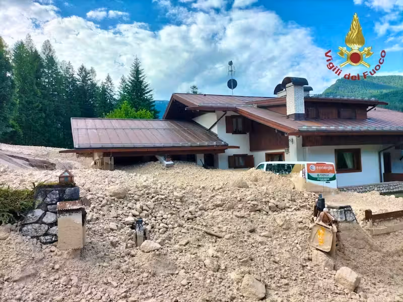 In der norditalienischen Gemeinde Borca di Cadore verursachte am 16. Juni 2025 ein massiver Erdrutsch nach einem Gewitter erhebliche Schäden, wobei rund 20 Häuser beschädigt und zahlreiche Fahrzeuge verschüttet wurden.