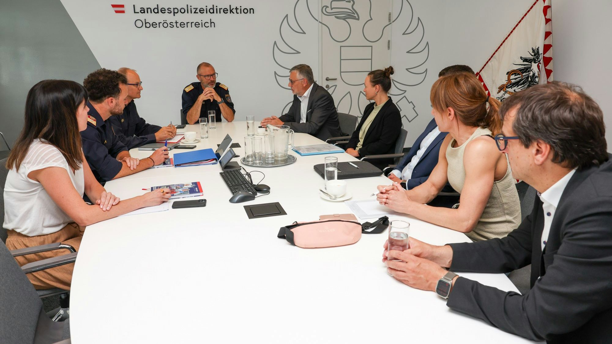 Ein Team aus Experten sprach am Montag in Linz über verstärkte Sicherheitsmaßnahmen, darunter Landespolizeidirektor Andreas Pilsl und Bildungsdirektor Alfred Klampfer.