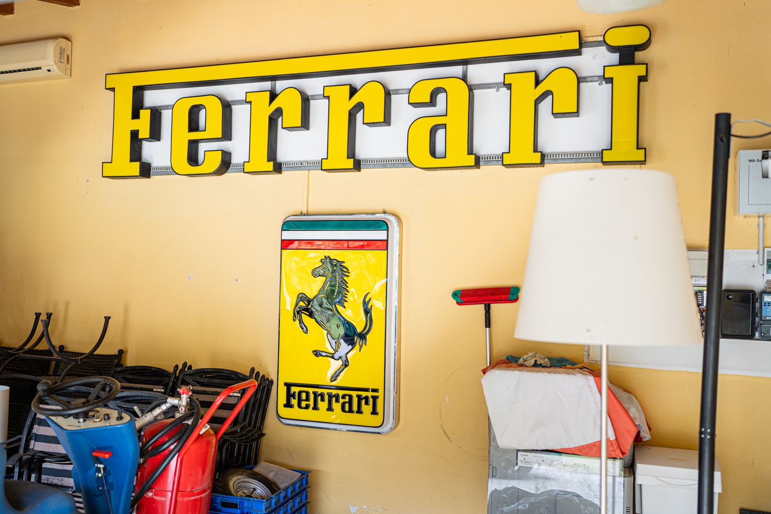 Ferrari-Emblem und Schriftzug kommen gemeinsam auf einen Rufpreis von 5.900 Euro