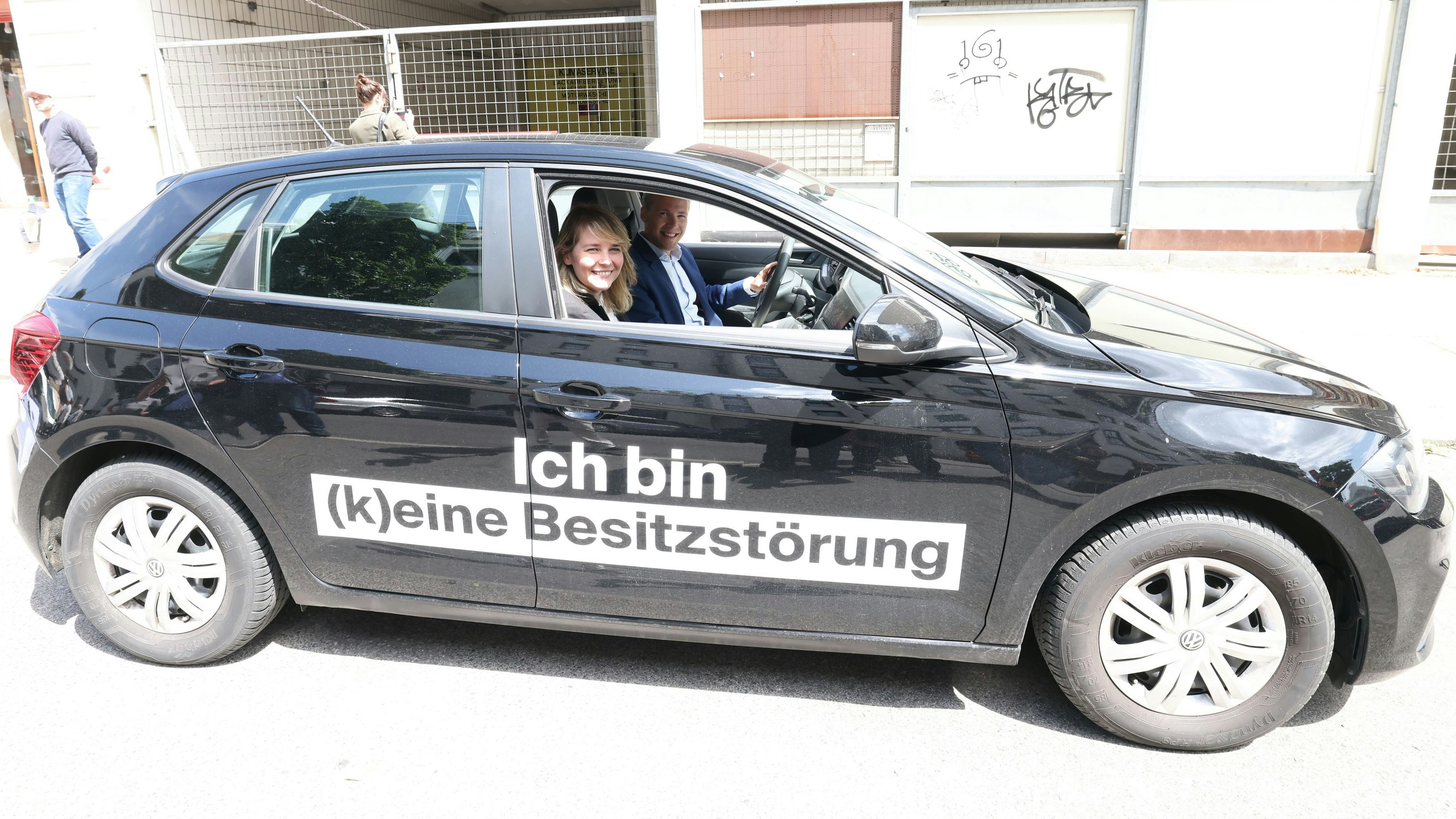 Jurist Stefan Schleicher und Bezirksvorsteherin Stefanie Lamp stellten ein Auto in die Parkfalle.