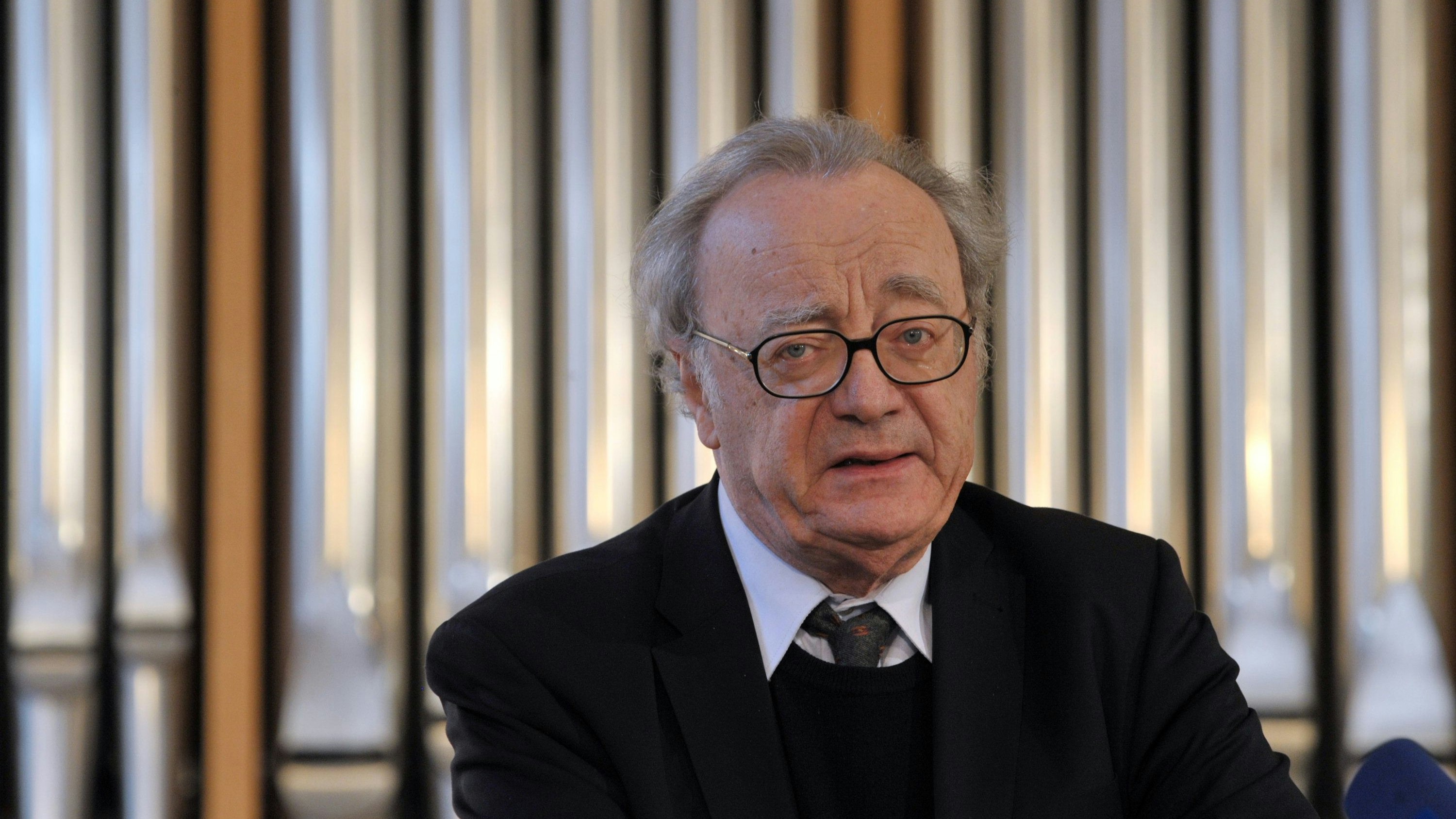 Download von www.picturedesk.com am 17.06.2025 (19:48).  Tthe Austrian London-based pianist Alfred Brendel  speaking after receiving the first time conferred 'Franz-Liszt-Honorary Prize Weimar-Bayreuth' in Weimar, Germany on 16 February 2011 from the President of the 'Franz-Liszt Conservatory Weimar' Christoph Stoelzl. Thuringia will be celebrating Franz Liszt 200th birthday and 125th anniversary of his death with about 200 cultural events. PHOTO: MARTIN SCHUTT - 20110216_PD1004 - Rechteinfo: Rights Managed (RM)