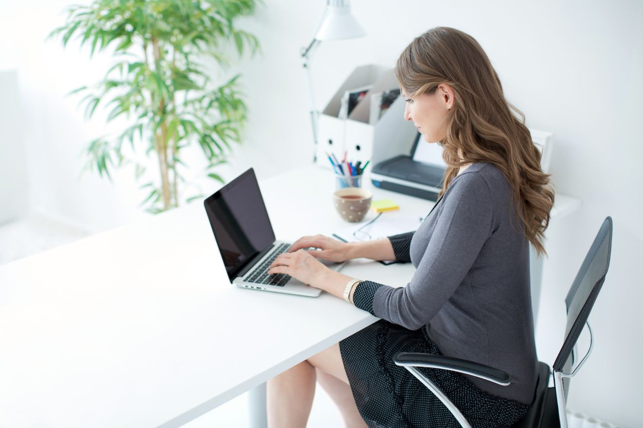 Wer einen sitzenden Job hat, sollte aufs zwischendurch Aufstehen nicht vergessen.