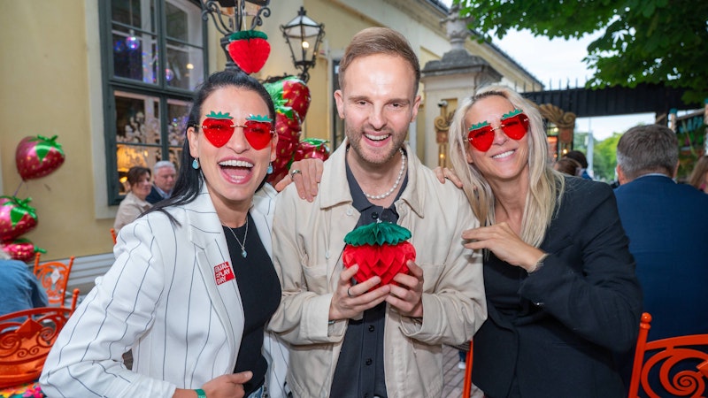 Conny, Herby Stanonik und Lugner feierten mit absolutem Erdbeer-Style mit. 