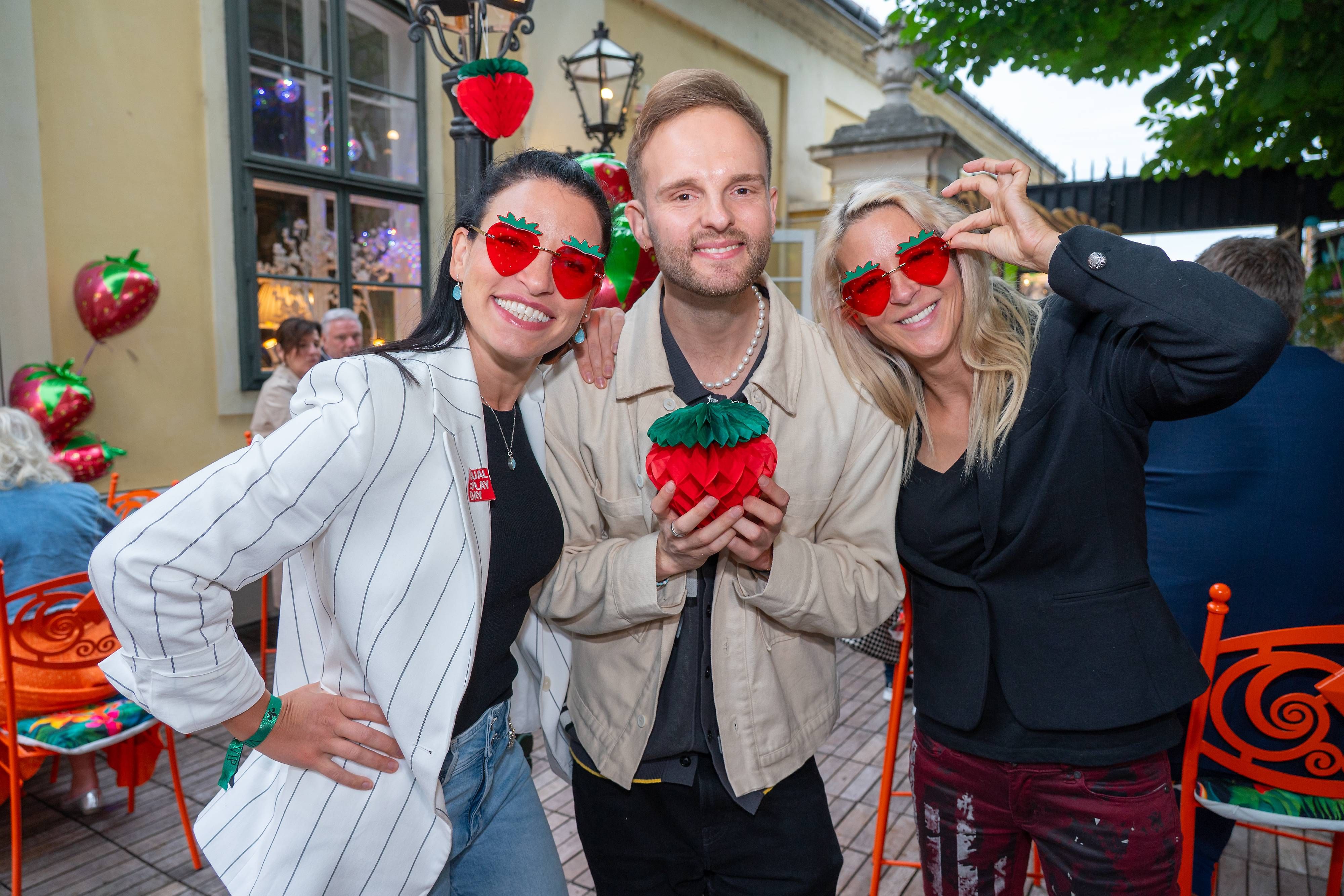 Conny Kreuter, Herby Stanonik und Simone Lugner verbrachten einen tollen Abend mit viel Erdbeeren im Schönbrunner Stöckl.