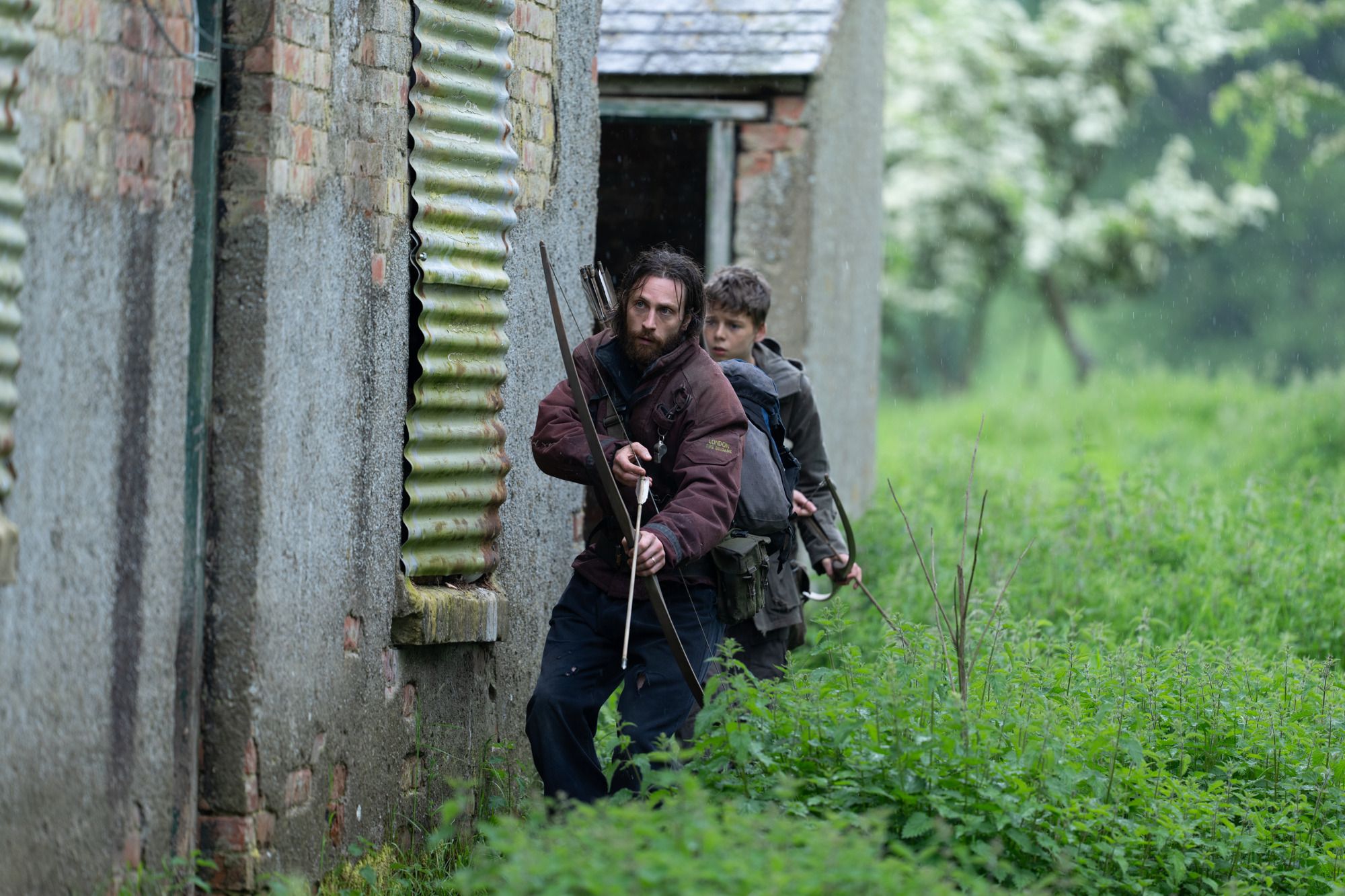 Aaron Taylor-Johnson und Alfie Williams.