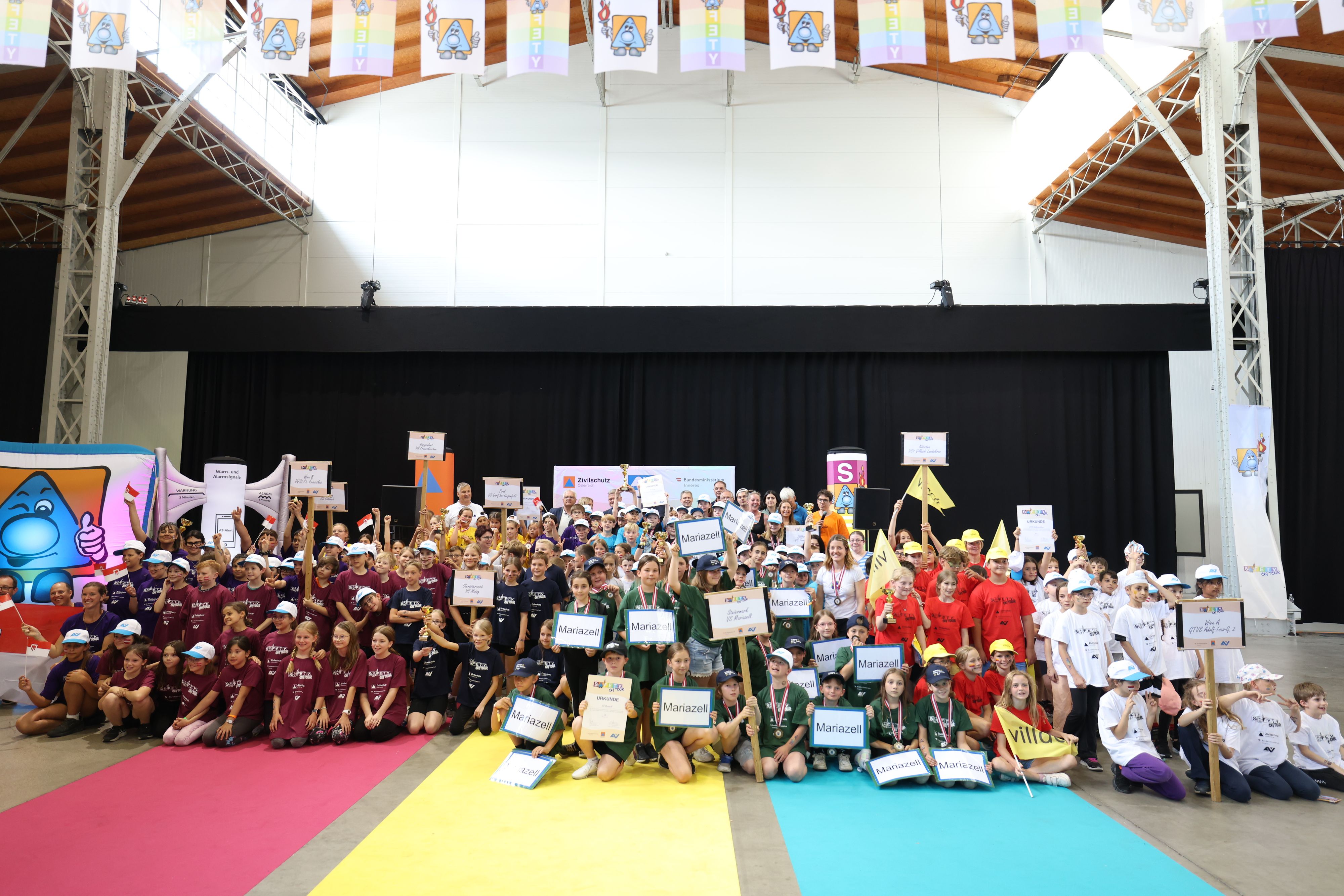 Alle Finalisten auf einen Blick: Die besten Schulklassen Österreichs feiern gemeinsam den Abschluss der SAFETY Tour 2025.