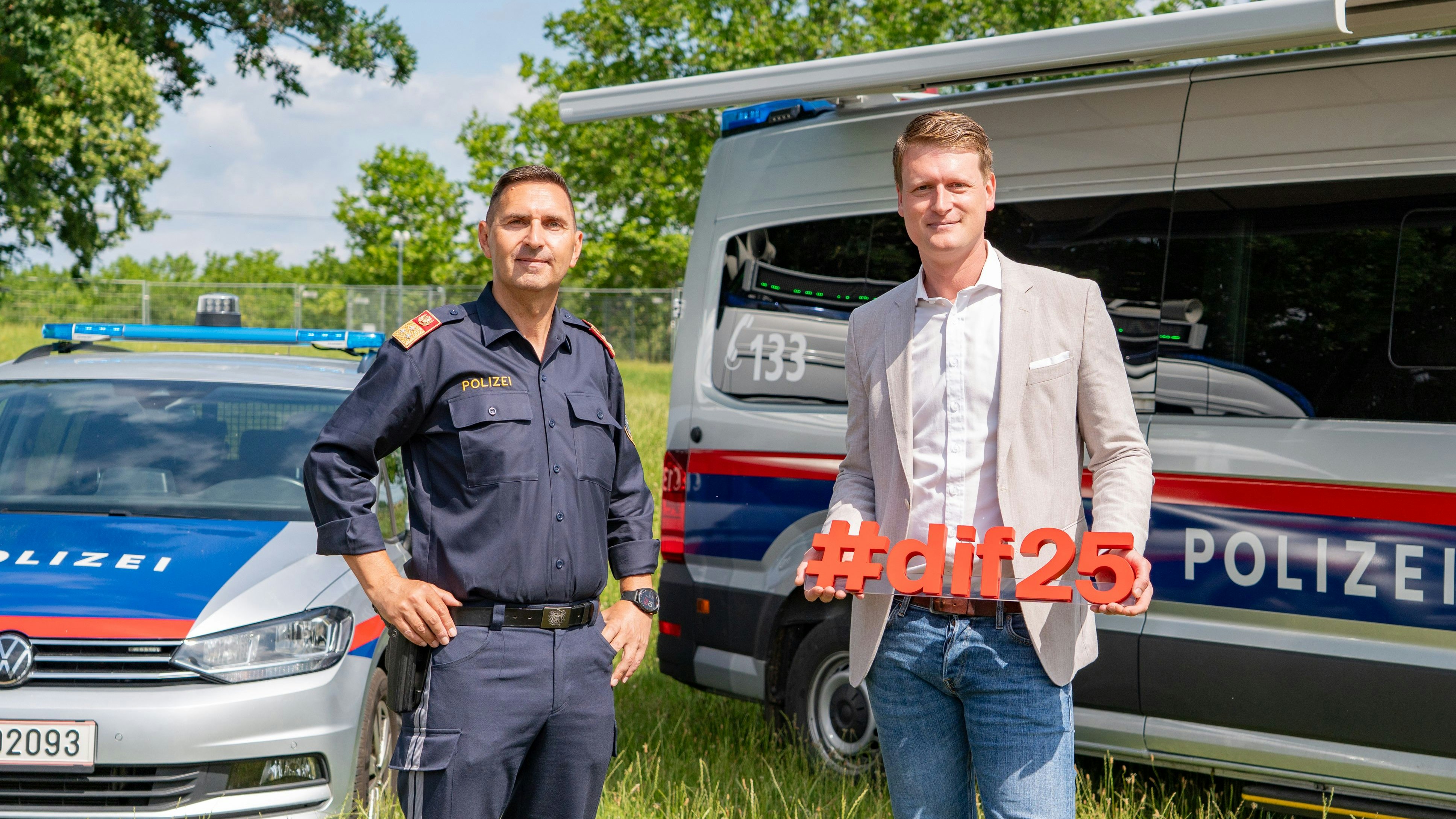 Einsatzkommandant Michael Holzgruber und Matthias Friedrich, Projektleiter des Donauinselfests (v.l.).