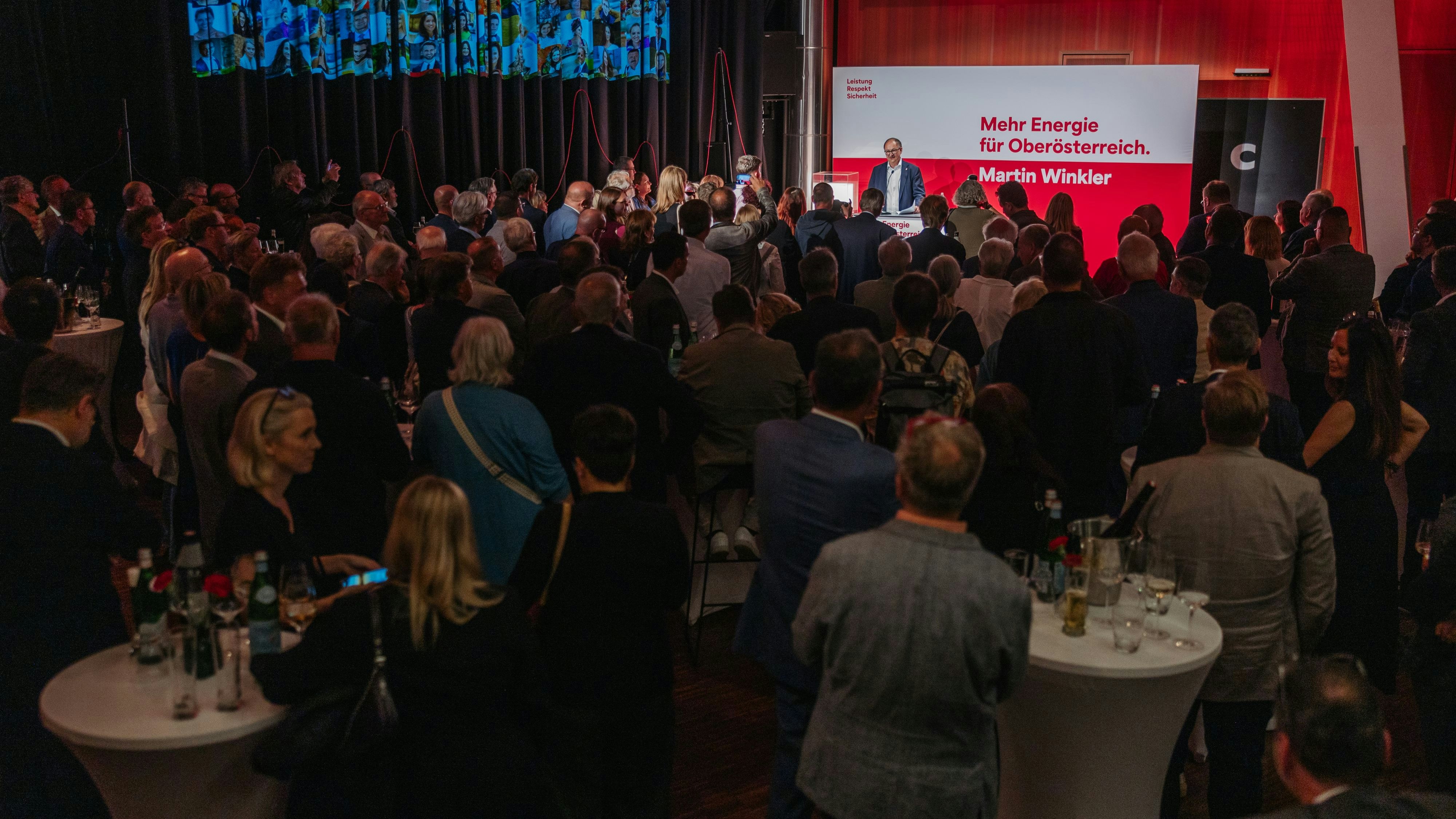 Martin Winkler ließ sich von den Genossen in Linz feiern.