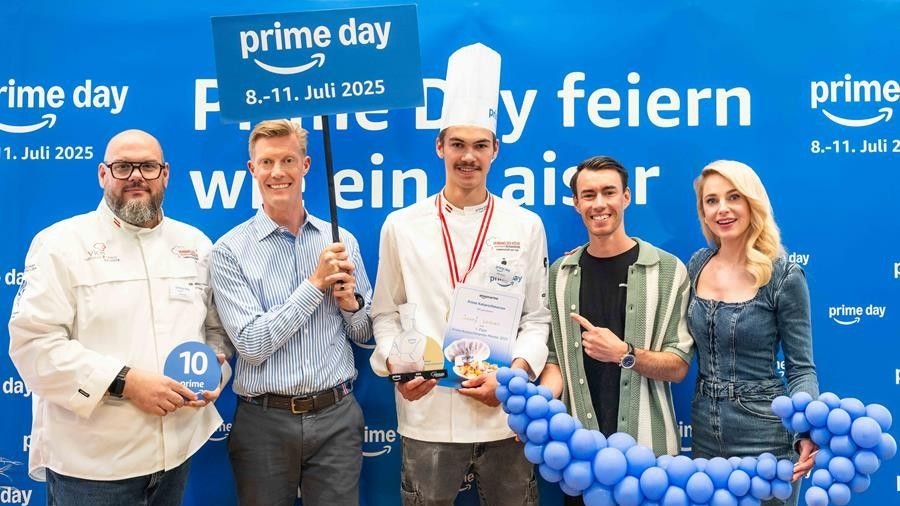 Juryvorsitz und Verband der Köche Präsident Mike P. Pansi, Amazon Österreich Chef, Yorck von Mirbach, der glückliche Gewinner Josef Leitner, Jurymitglied Skisprung-Ass Stefan Kraft, Moderatorin Silvia Schneider.