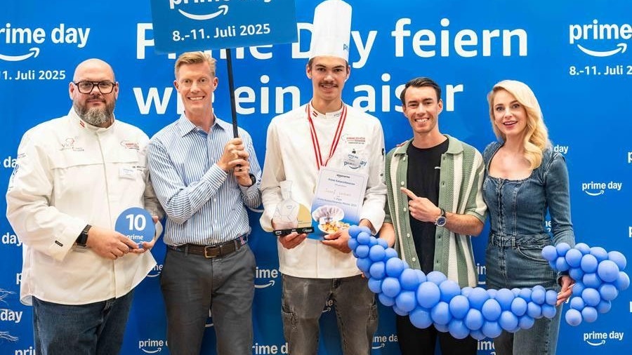 Juryvorsitz und Verband der Köche Präsident Mike P. Pansi, Amazon Österreich Chef, Yorck von Mirbach, der glückliche Gewinner Josef Leitner, Jurymitglied Skisprung-Ass Stefan Kraft, Moderatorin Silvia Schneider.