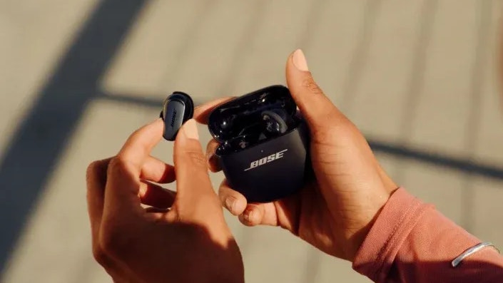 Die Earbuds sind nach IPx4 zertifiziert, bieten sechs Stunden Akkulaufzeit (vier Stunden mit Immersive Audio) und das Ladecase kann kabellos geladen werden. 