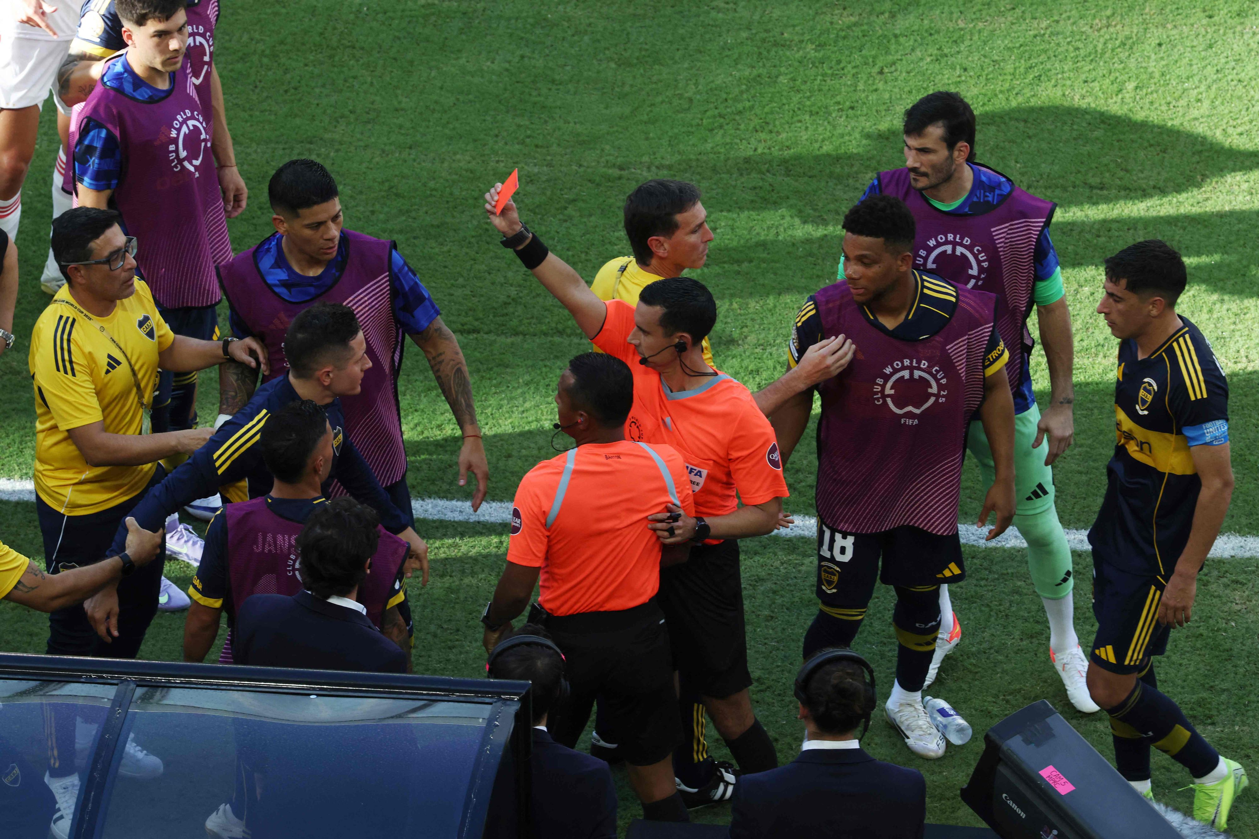 Ander Herrera musste von Securitys zurückgehalten werden.