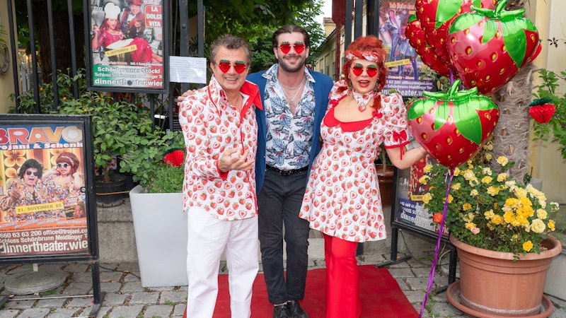 Gastgeber Konstantin Schenk, Tamara Trojani mit Sohn Ivan Trojani bei der Schanigarten-Eröffnung.