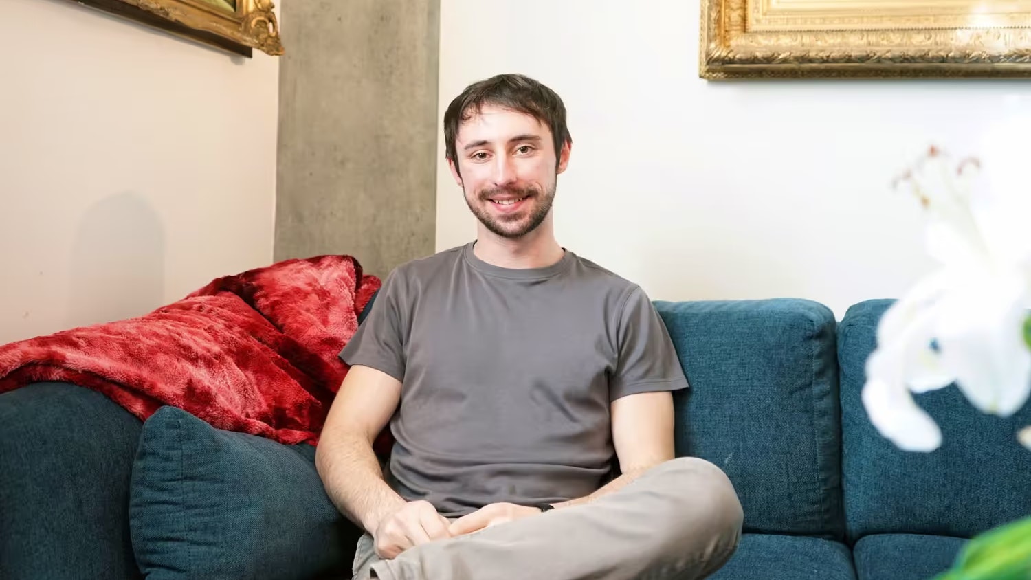 Alex Kachkine vom MIT hat eine Methode entwickelt, um Originalgemälde physisch mit digital konstruierten Folien zu restaurieren – diese lassen sich bei Bedarf wieder entfernen.