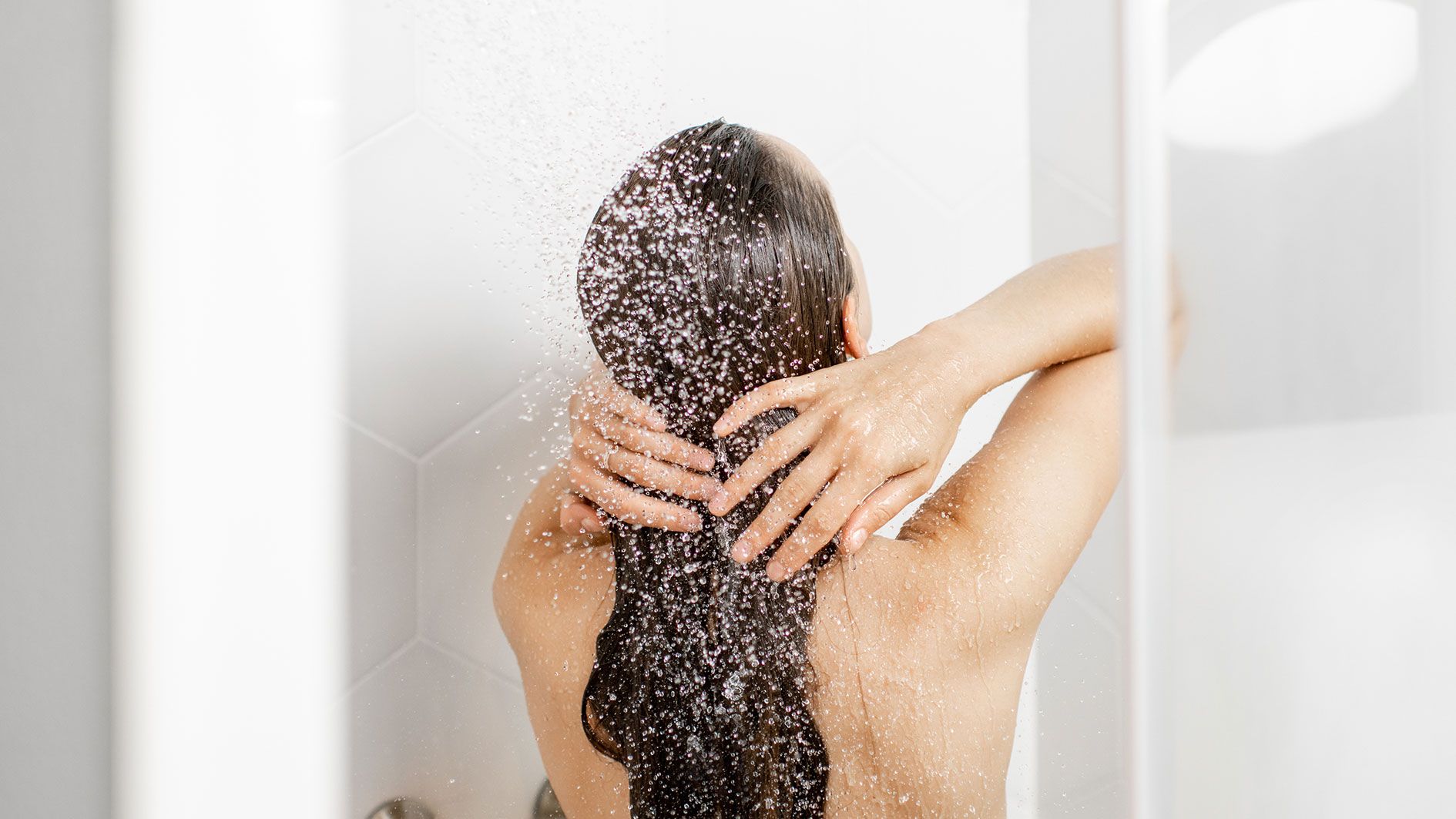 Gynäkologen und Urologen warnen vor den Risiken, die mit dem Pinkeln in der Dusche mit eingehen.