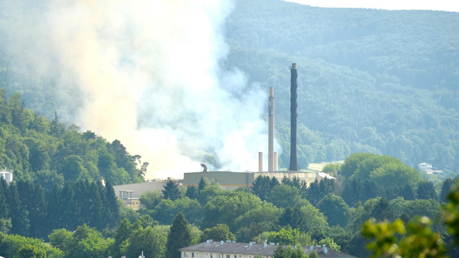 Heute.at - Papierfabrik in Flammen – Löscheinsatz dauert noch Tage