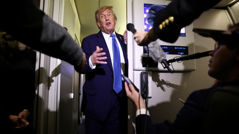 Eugen Freund lebte lange Jahre in den USA. Als viele noch woanders hinschauten, sagte er den Abgang von Joe Biden voraus. Nun hat der frühere Reporter und Politiker ein Buch über Donald Trump geschrieben. Es seziert den US-Präsidenten und das scheibchenweise.