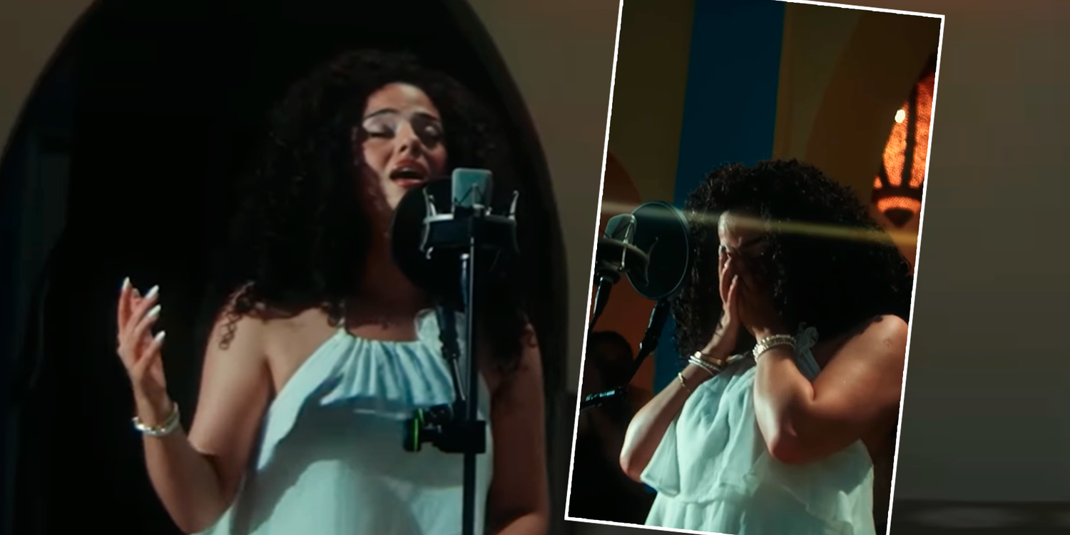 Elly fängt während ihrer Performance zu weinen an. 