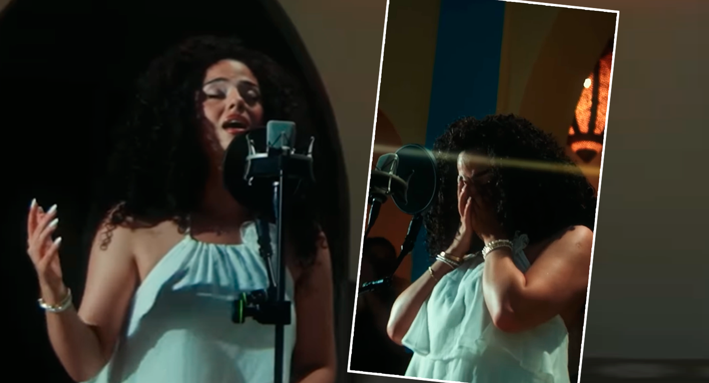 Elly fängt während ihrer Performance zu weinen an. 