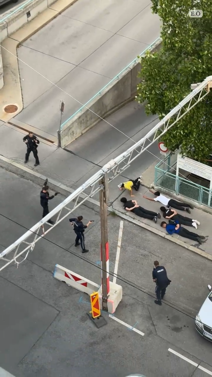 Am Dienstag gab es gegen 20.30 Uhr im Mortarapark einen Raufhandel zwischen einer Gruppe türkisch-stämmiger Jugendlicher und einer Gruppe arabisch-stämmiger Teenager.