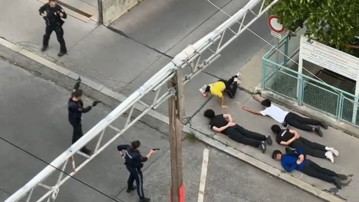 Polizei nimmt Teenie-Bande mit gezogenen Waffen fest