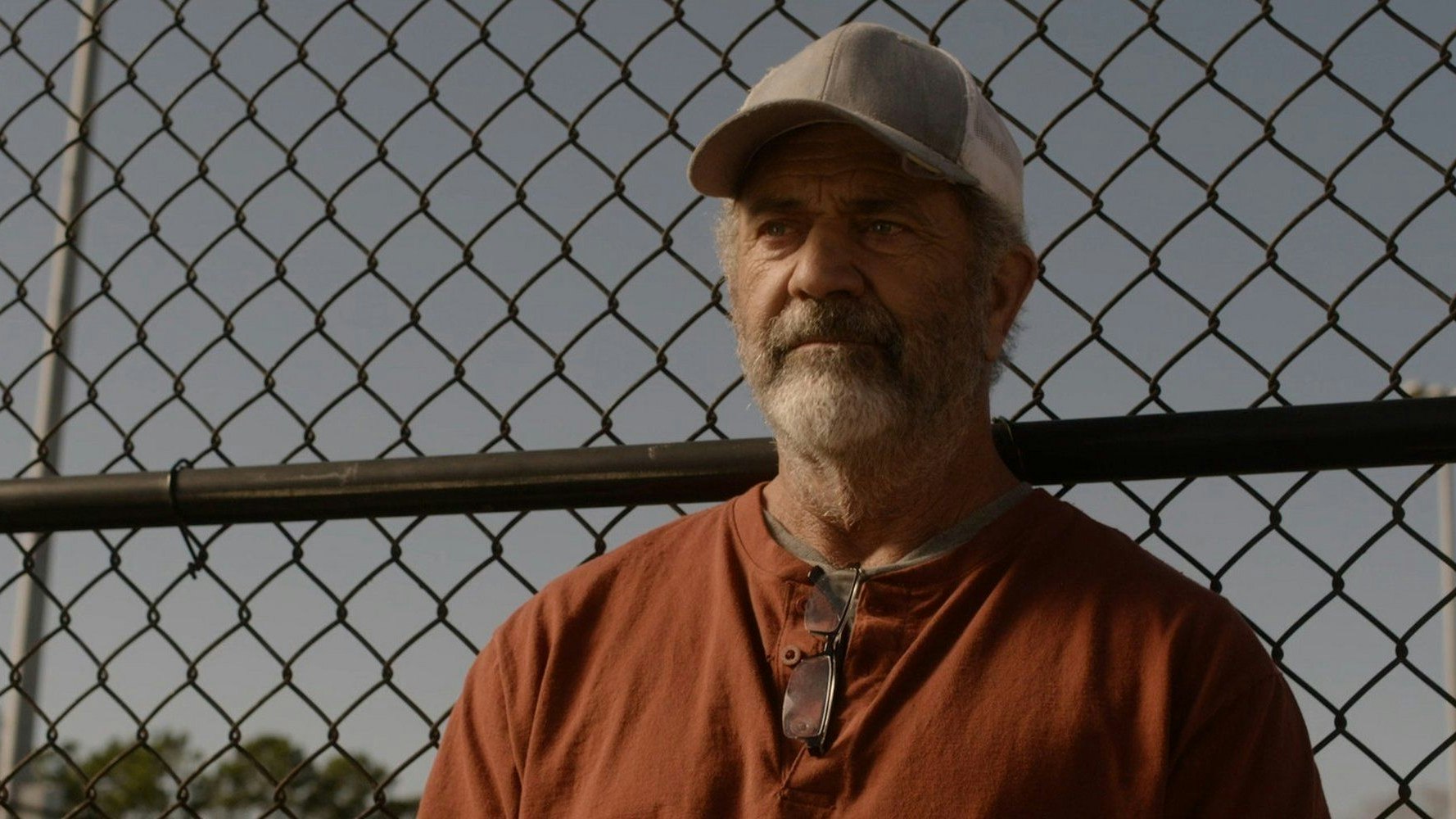 Der pensionierte Cop Gene Carruthers (Mel Gibson) macht den Kids zunächst Angst, hat aber zur Monsterjagd einiges beizutragen