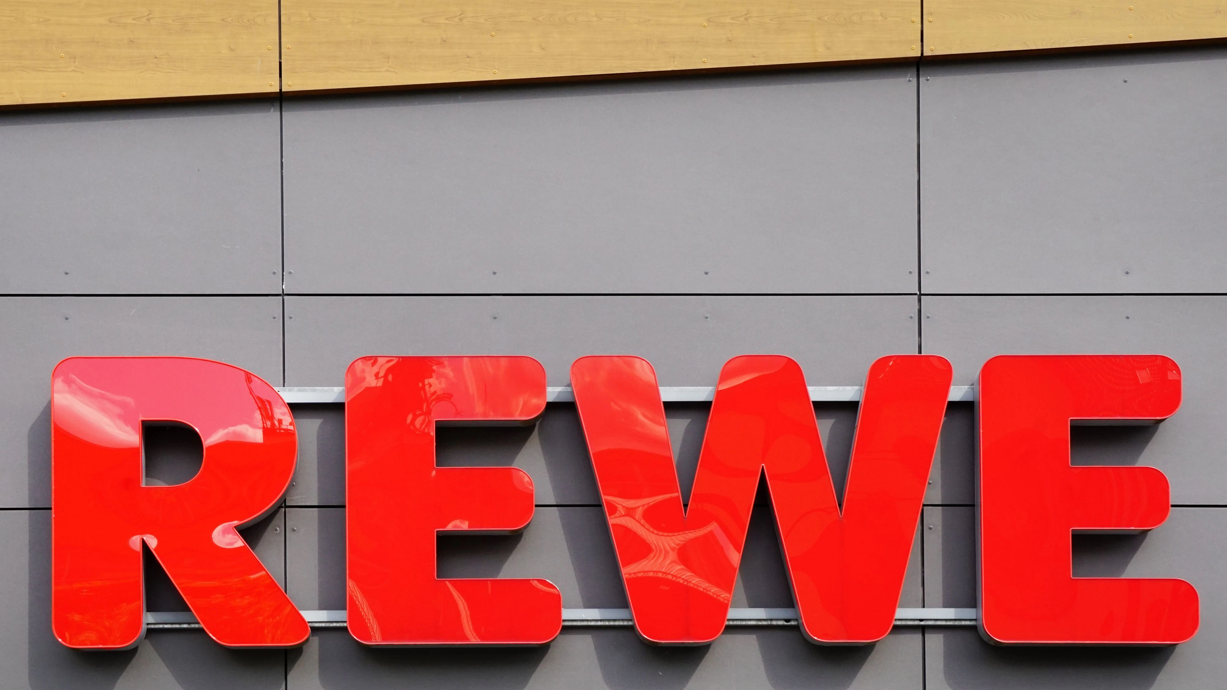 In einem Rewe in Nordrhein-Westfalen kam es zu einem ungewöhnlichen Unfall