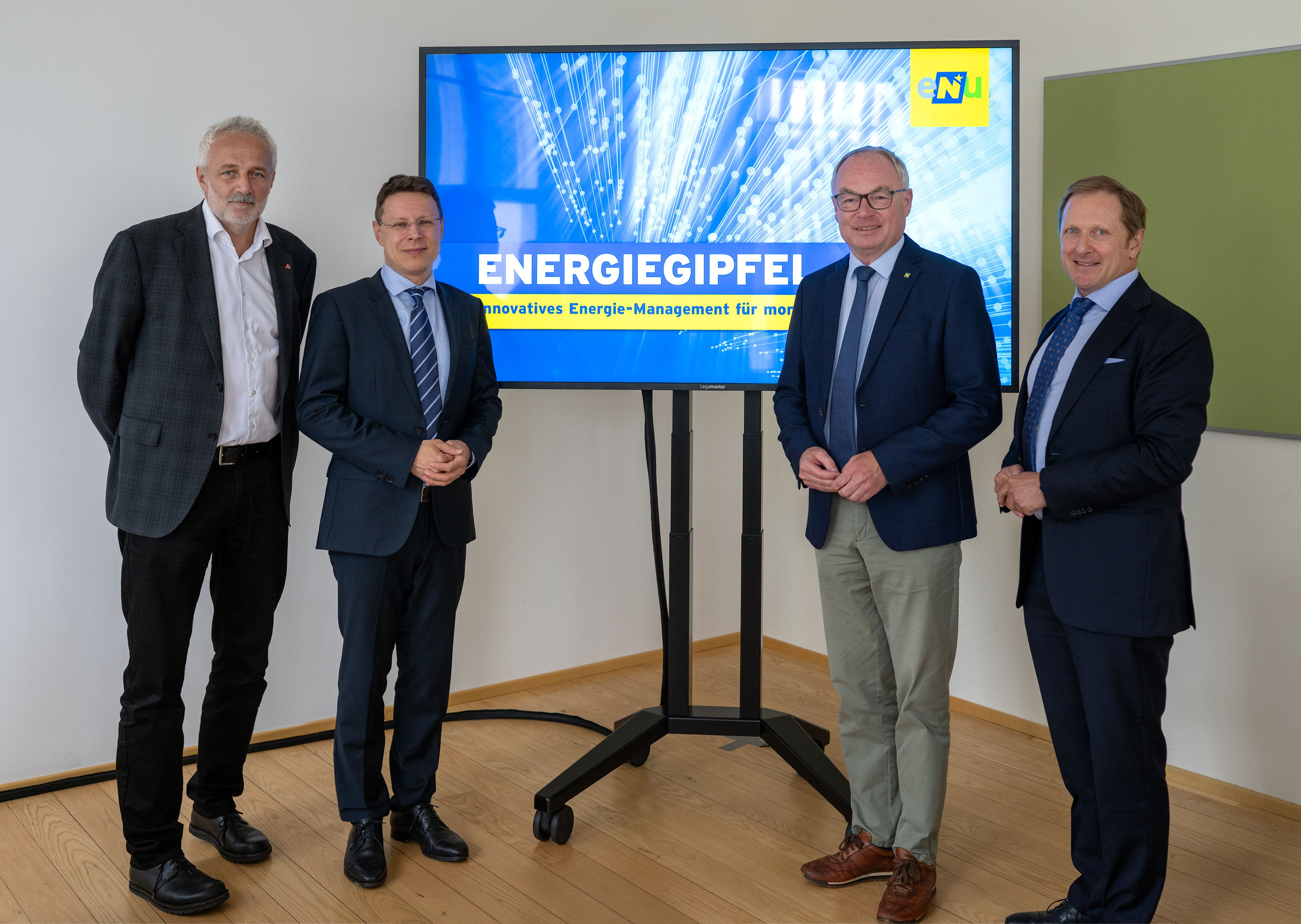LHStv. Stephan Pernkopf mit GF Franz Angerer (Österreichische Energieagentur), Univ. Prof. MMag. Dr. Daniel Varro (Univ. f. Weiterbildung Krems) und Vorstand Prof. DI Dr. Alfons Haber (E-Control)