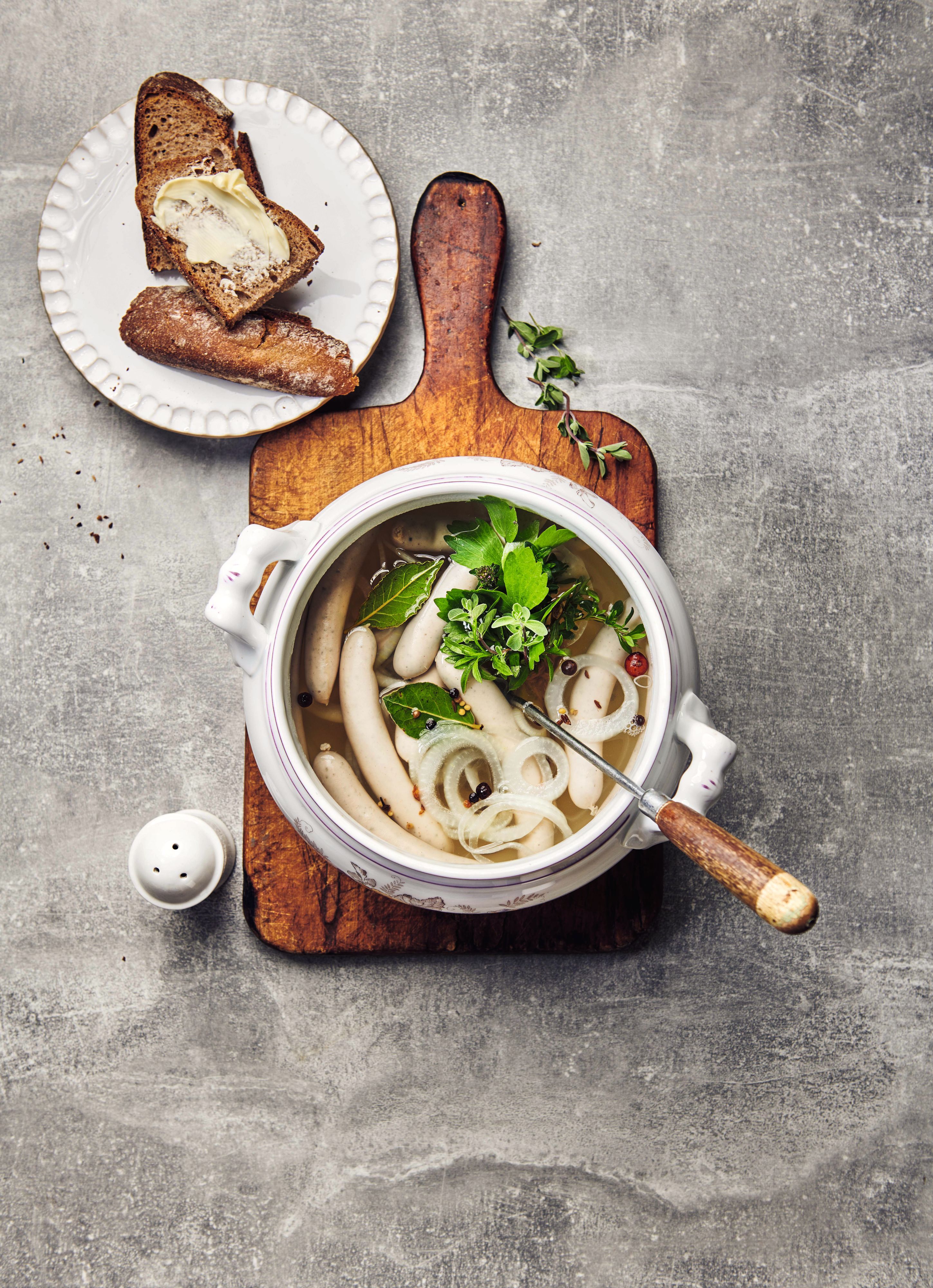 Die genaue Entstehungsgeschichte der Sauren Zipfel ist nicht vollständig dokumentiert, aber sie sind tief in der fränkischen Esskultur verwurzelt.