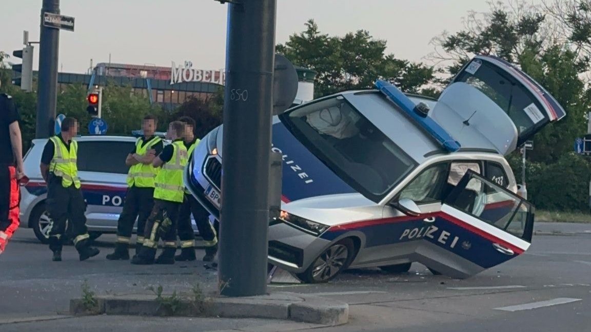 Schwerer Unfall in Wien-Meidling: Polizeifahrzeug gerammt