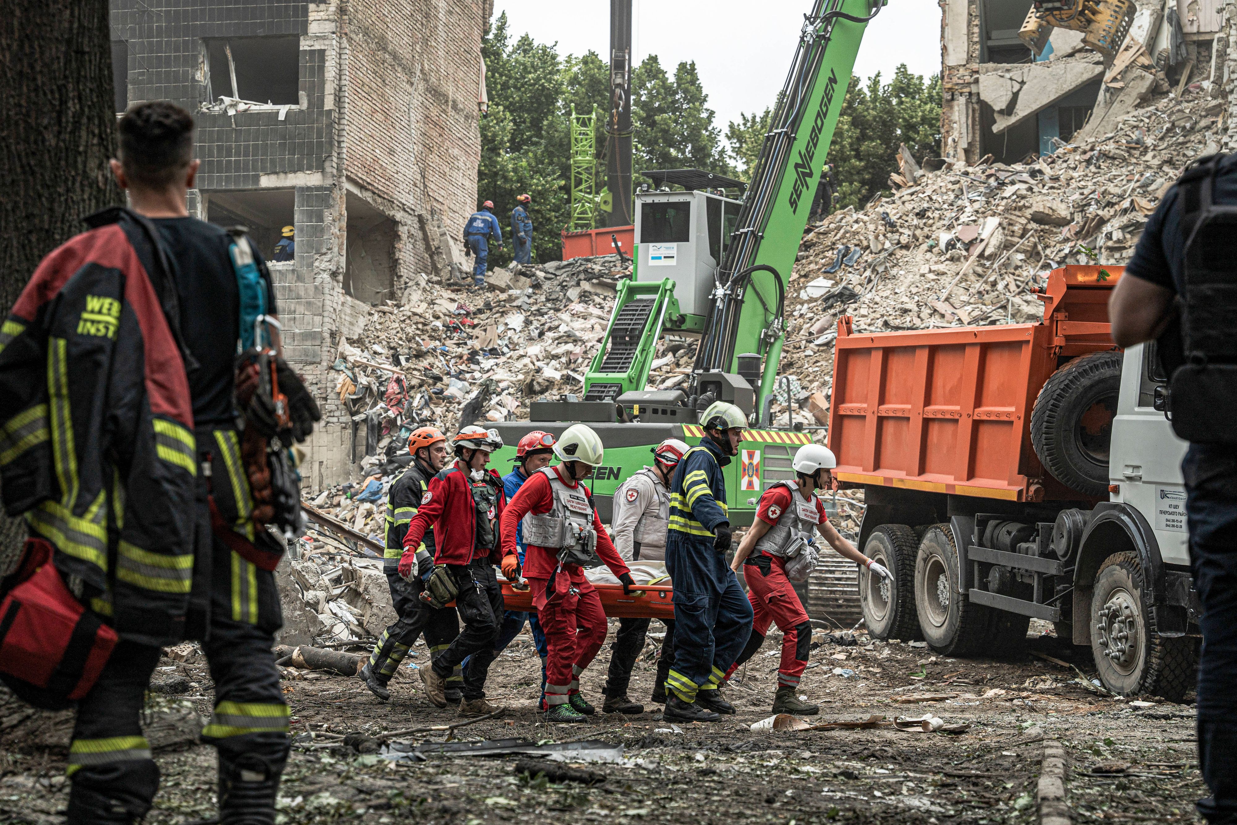 Bei einem folgenschweren russischen Luftangriff auf Kiew sind mindestens 15 Menschen getötet worden. 
