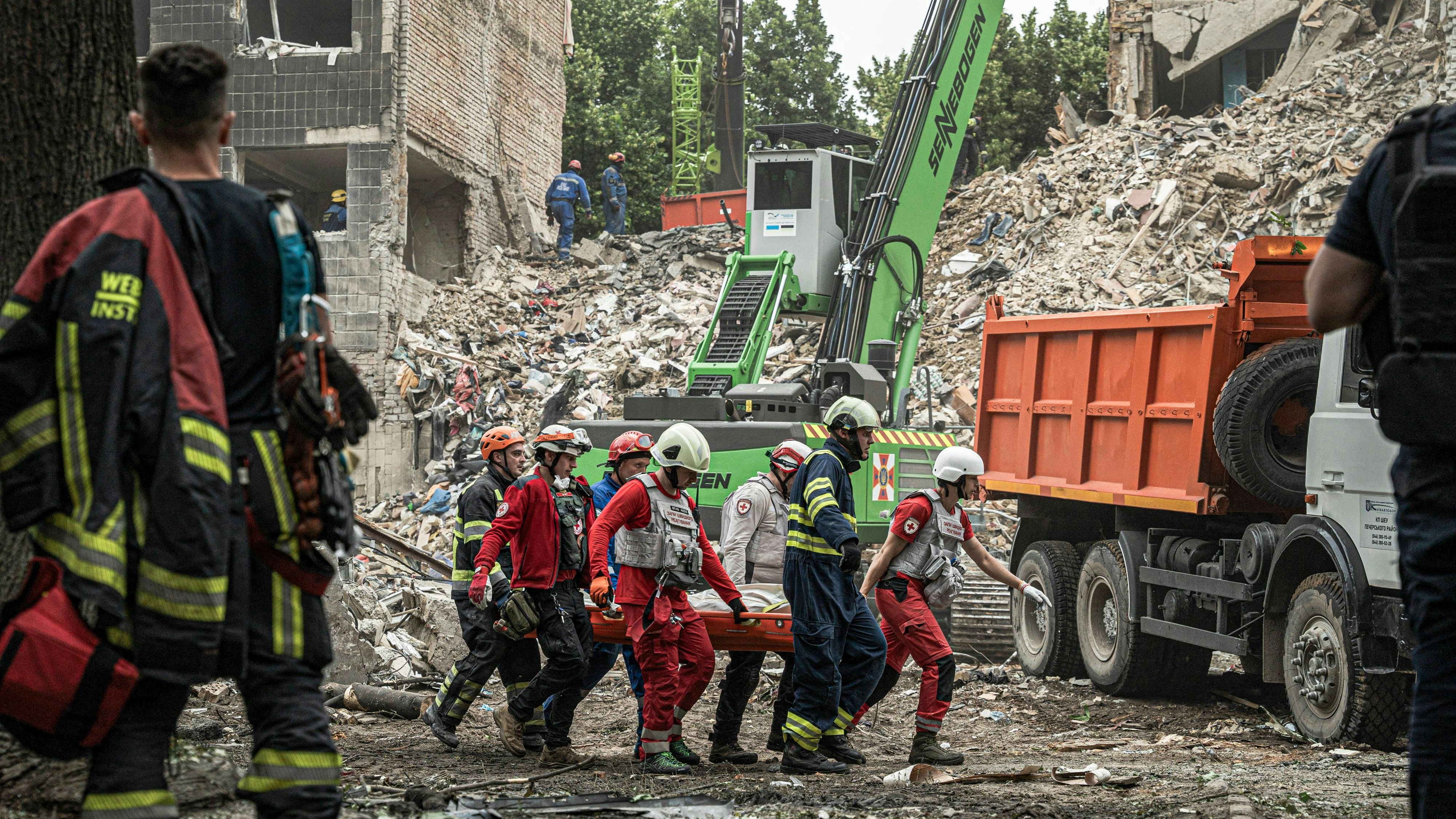 Bei einem folgenschweren russischen Luftangriff auf Kiew sind mindestens 15 Menschen getötet worden. 