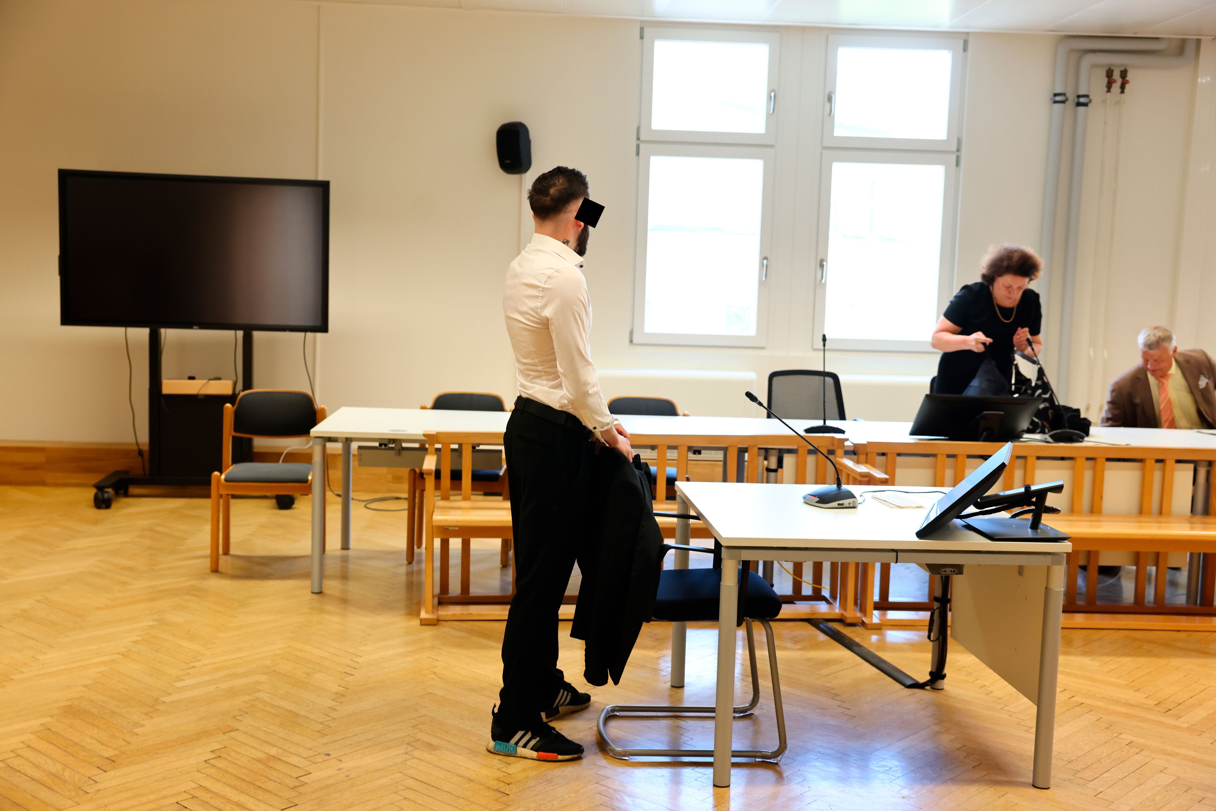 Der Angeklagte erschien frisch frisiert und mit überstochenem Hakenkreuztattoo am Hals.