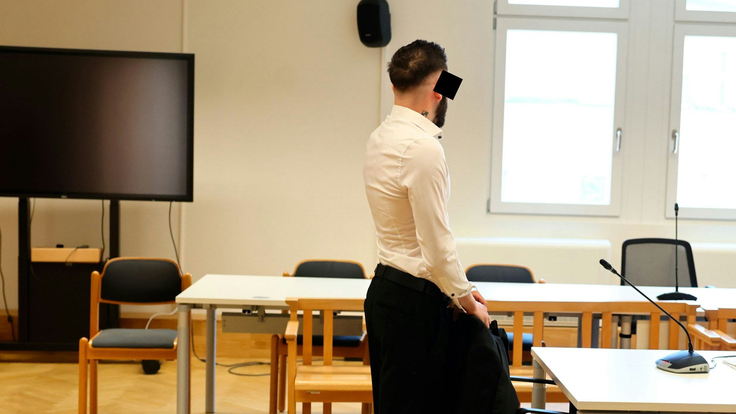 Der Angeklagte erschien frisch frisiert und mit überstochenem Hakenkreuztattoo am Hals.