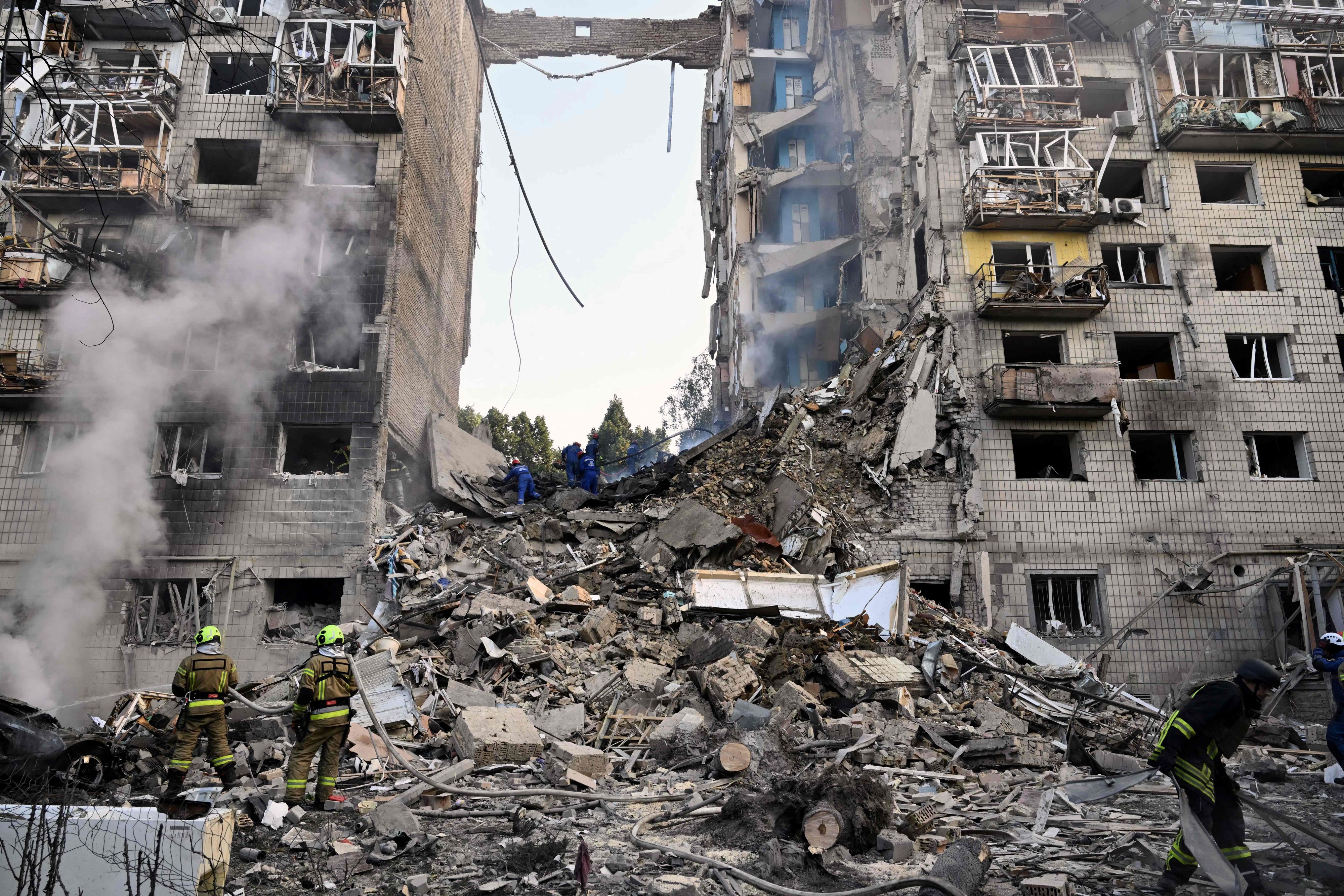 Bei einem russischen Luftangriff wurde ein Wohnhaus in der ukrainischen Hauptstadt Kiew zerstört.