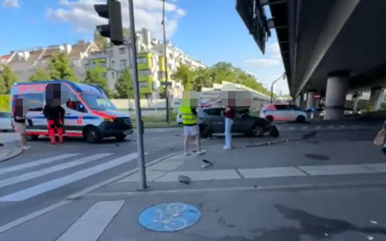 Nach einem Unfall in Wien-Floridsdorf ist der Zustand einer verletzten Passantin weiterhin kritisch.