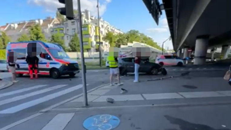 Heute.at - Schlimmer Crash in Wien – Mädchen (15) in Lebensgefahr