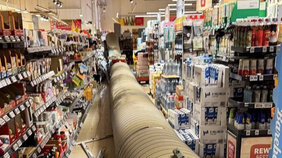 Heute.at - Rohr fällt von Decke! Kunden im Supermarkt verletzt