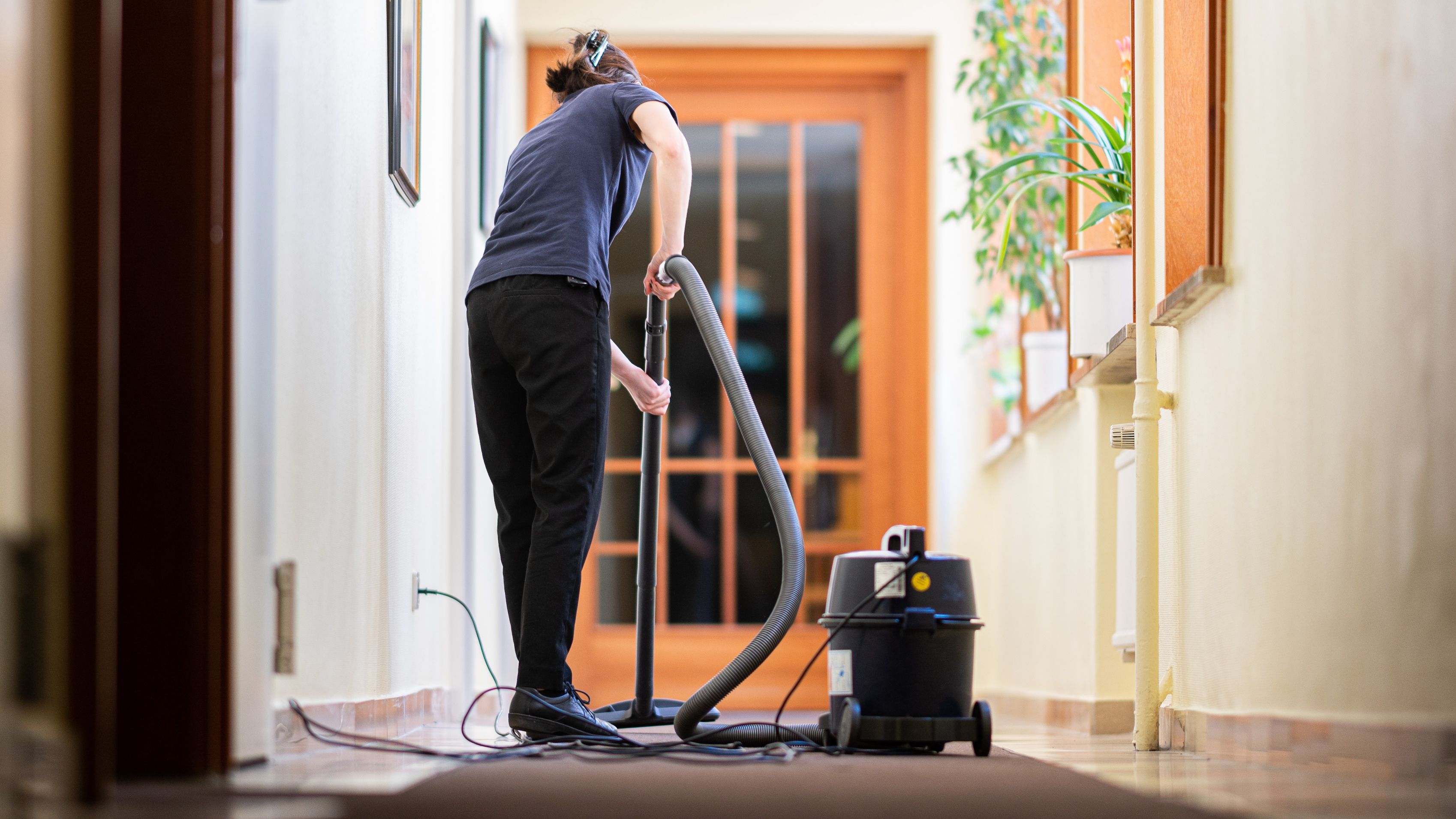 Schwarzarbeit: Eine nicht angemeldete Putzkraft kostete ein Ehepaar 3.000 Euro an Strafen.