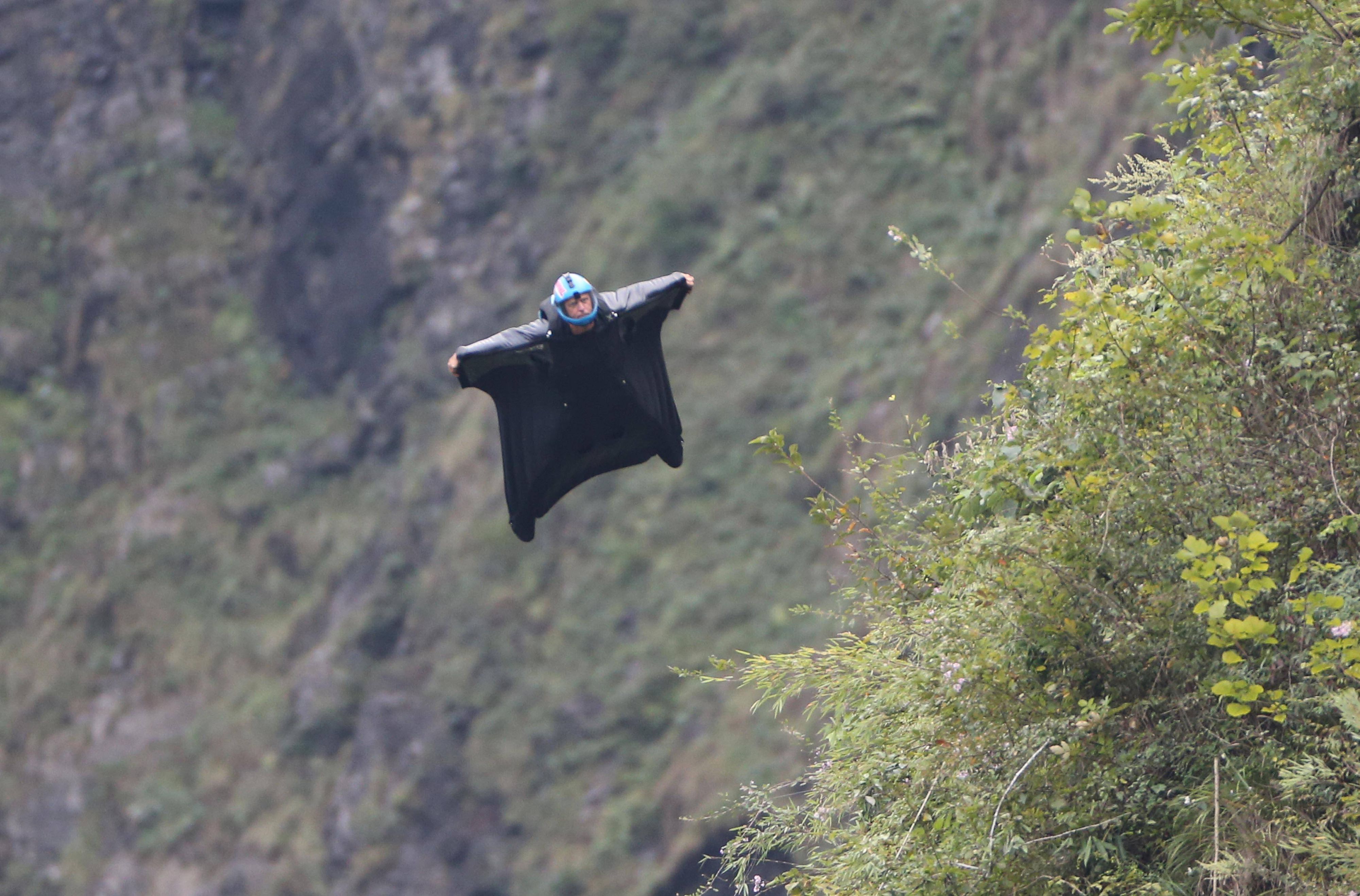 Heute.at - Wingsuit-Springer bei Landemanöver schwer verletzt