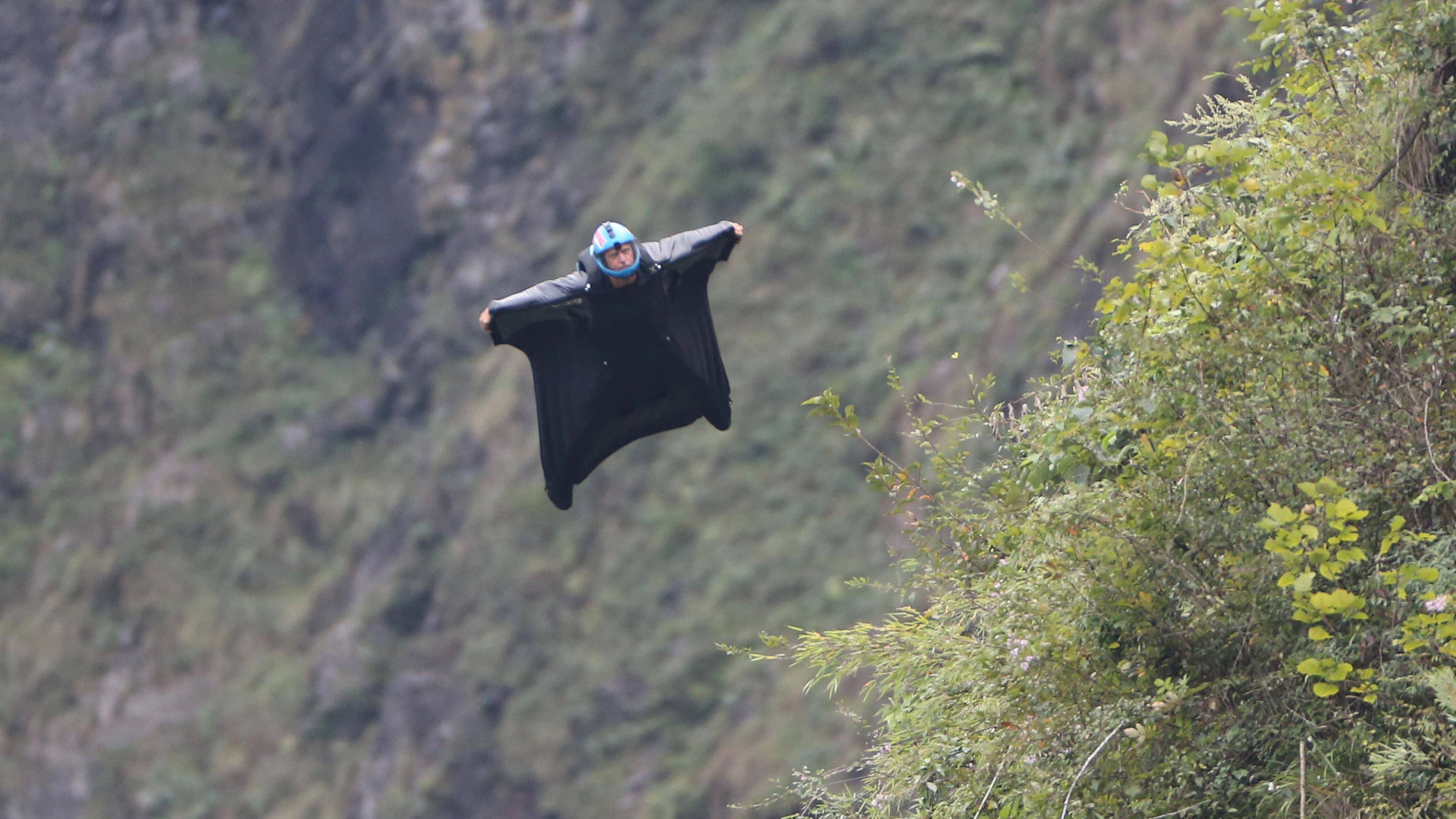 ZHANGJIAJIE, CHINA - SEPTEMBER 19: A wingsuit flyer performs in the sky during the 7th World Wingsuit League (WWL) China Grand Prix at the Tianmen Mountain on September 19, 2018 in Zhangjiajie, Hunan Province of China. PUBLICATIONxINxGERxSUIxAUTxHUNxONLY Copyright: xVCGx CFP111167948003  
