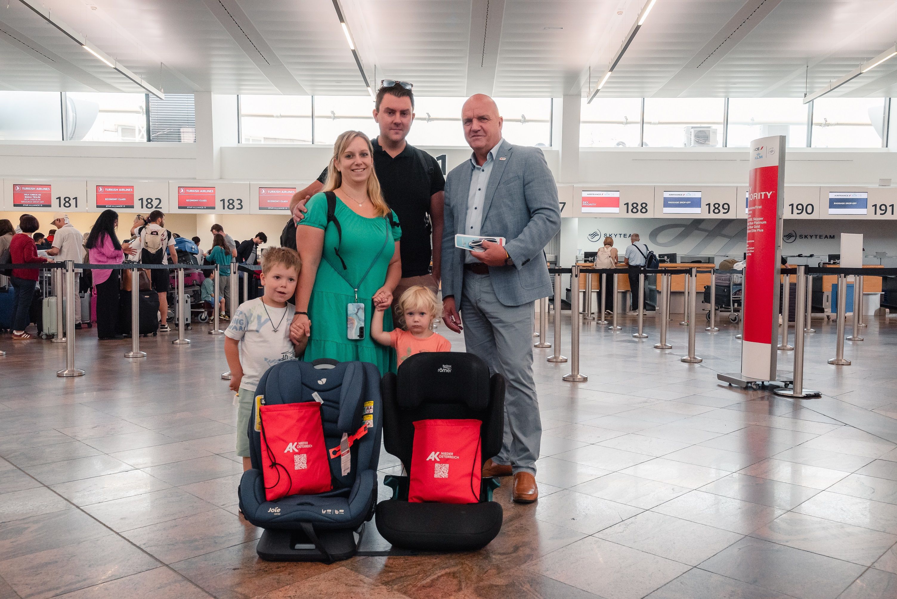 Der Präsident der AK NÖ, Markus Wieser, mit Reisenden am Flughafen Wien Schwechat.