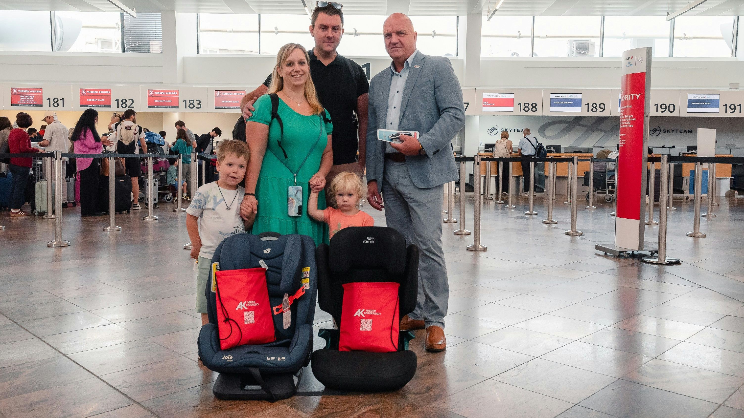 Heute.at - Flug gestrichen – AK hilft Reisenden am Flughafen