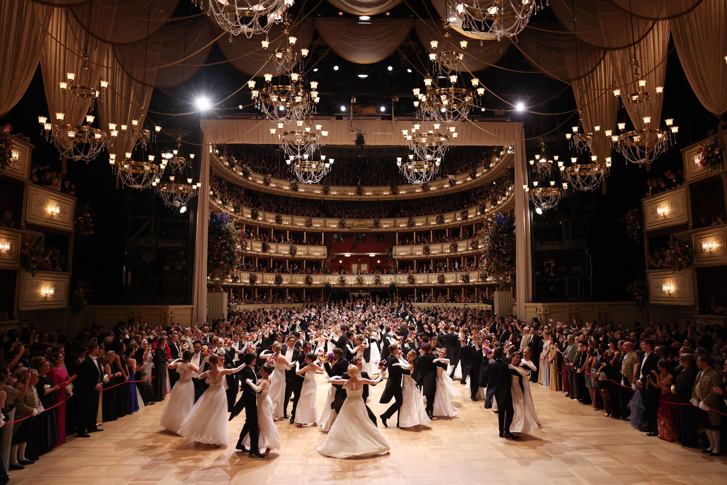 Das Eröffnungskomitee für den Opernball 2026 wird nun gesucht.