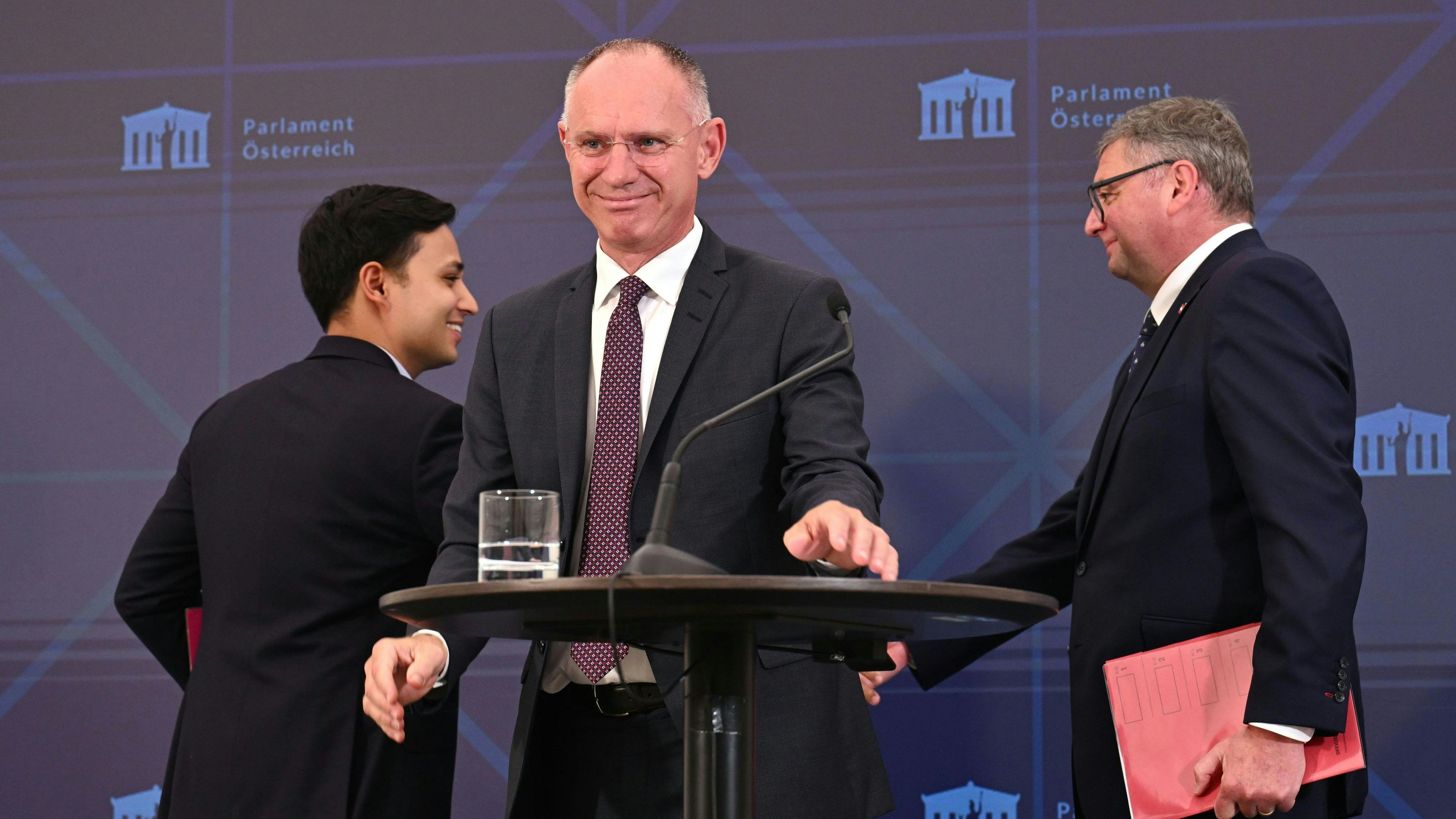Download von www.picturedesk.com am 18.06.2025 (12:20).  ABD0059_20250618 - WIEN - ÖSTERREICH: Yannick Shetty (NEOS), Innenminister Gerhard Karner (ÖVP) und Staatssekretär Jörg Leichtfried (SPÖ) am Mittwoch, 18. Juni 2025, anl. der PK zur Gefährder-Überwachung im Parlament in Wien. - FOTO: APA/HELMUT FOHRINGER - 20250618_PD2805 - Rechteinfo: Rights Managed (RM)