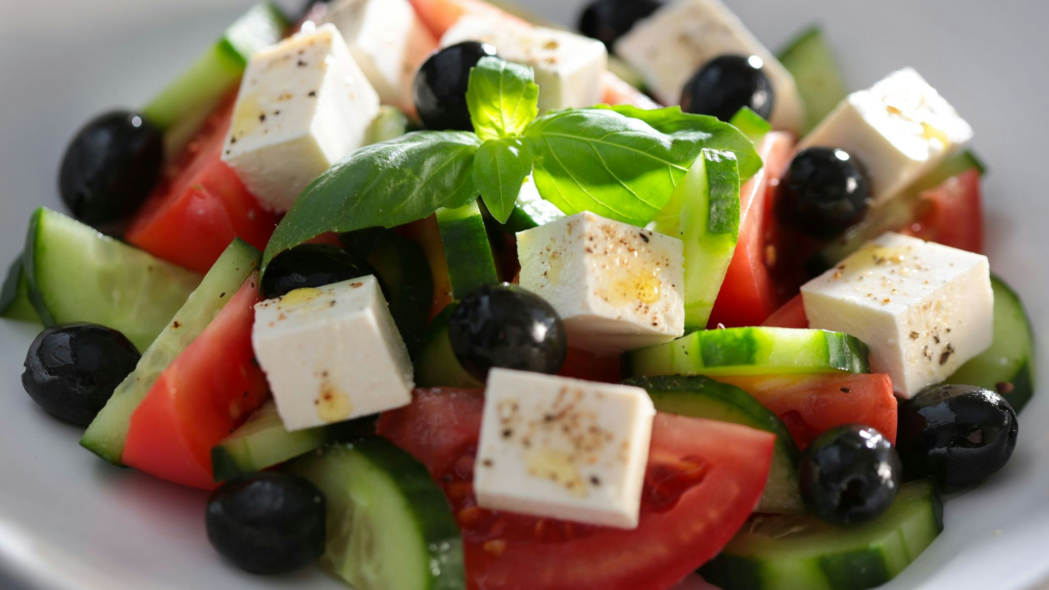 Schwarze Oliven (wie hier im griechischen Salat) enthalten oft problematische Inhaltsstoffe.