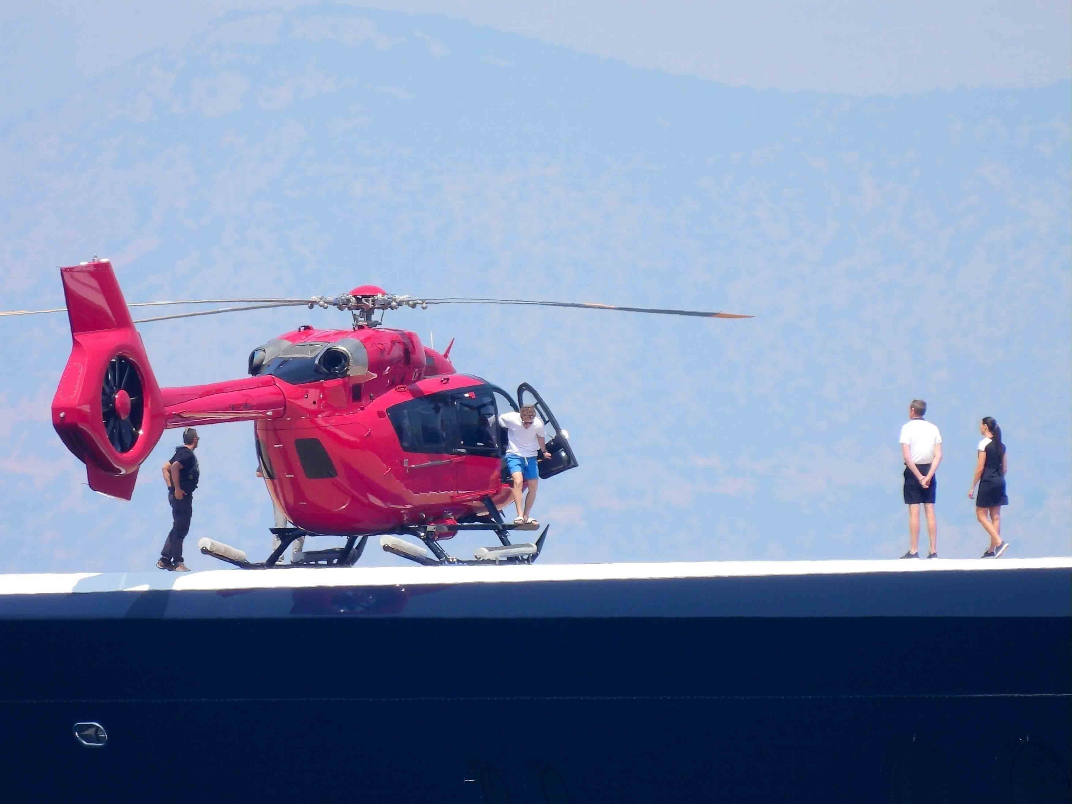 Mark Zuckerberg legt einen dramatischen Auftritt hin, als er an Bord eines auffallend roten Hubschraubers ankommt, der direkt auf dem Deck seiner 300 Millionen Dollar teuren Superyacht