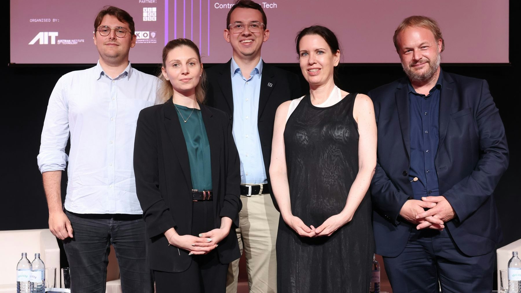 Die Diskussionsteilnehmer:innen (v.l.n.r.): Sebastian Kneidinger (Policy Advisor, epicenter.works), Madeleine Müller (Senior Researcher at Research Institute – Digital Human Rights Center), Orion Forowycz (CTO Nexus Group AI), Sarah Kriesche (Journalistin, ORF Radio – Ö1/FM4), Christof Tschohl (Research Director, Research Institute).
