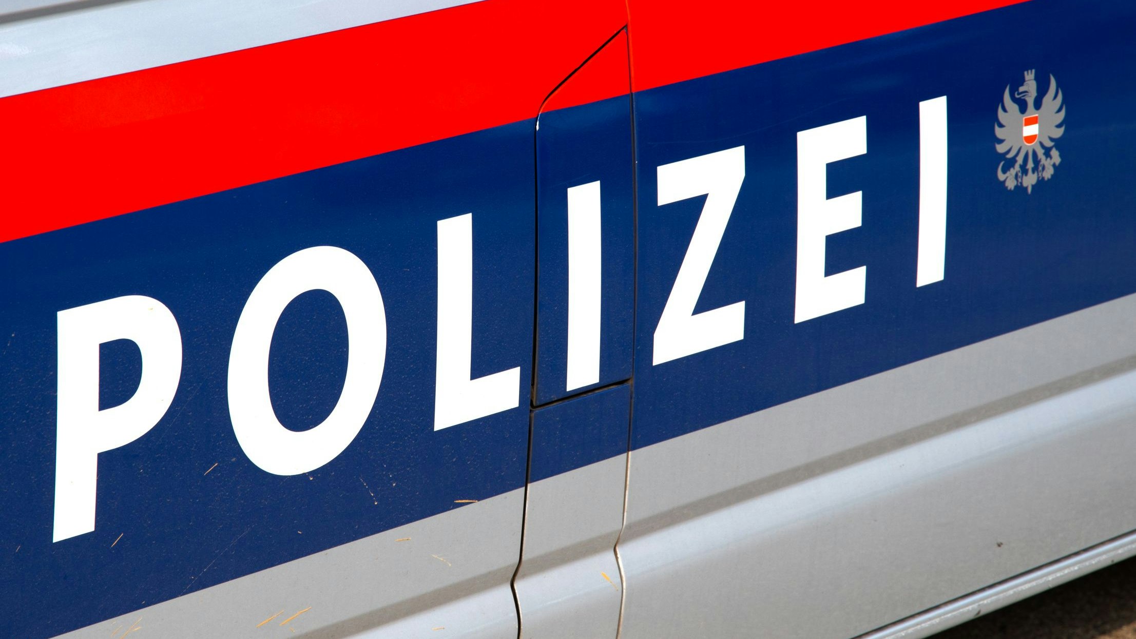 Heute.at - Polizisten entdecken Mann (19) regungslos auf Fahrbahn