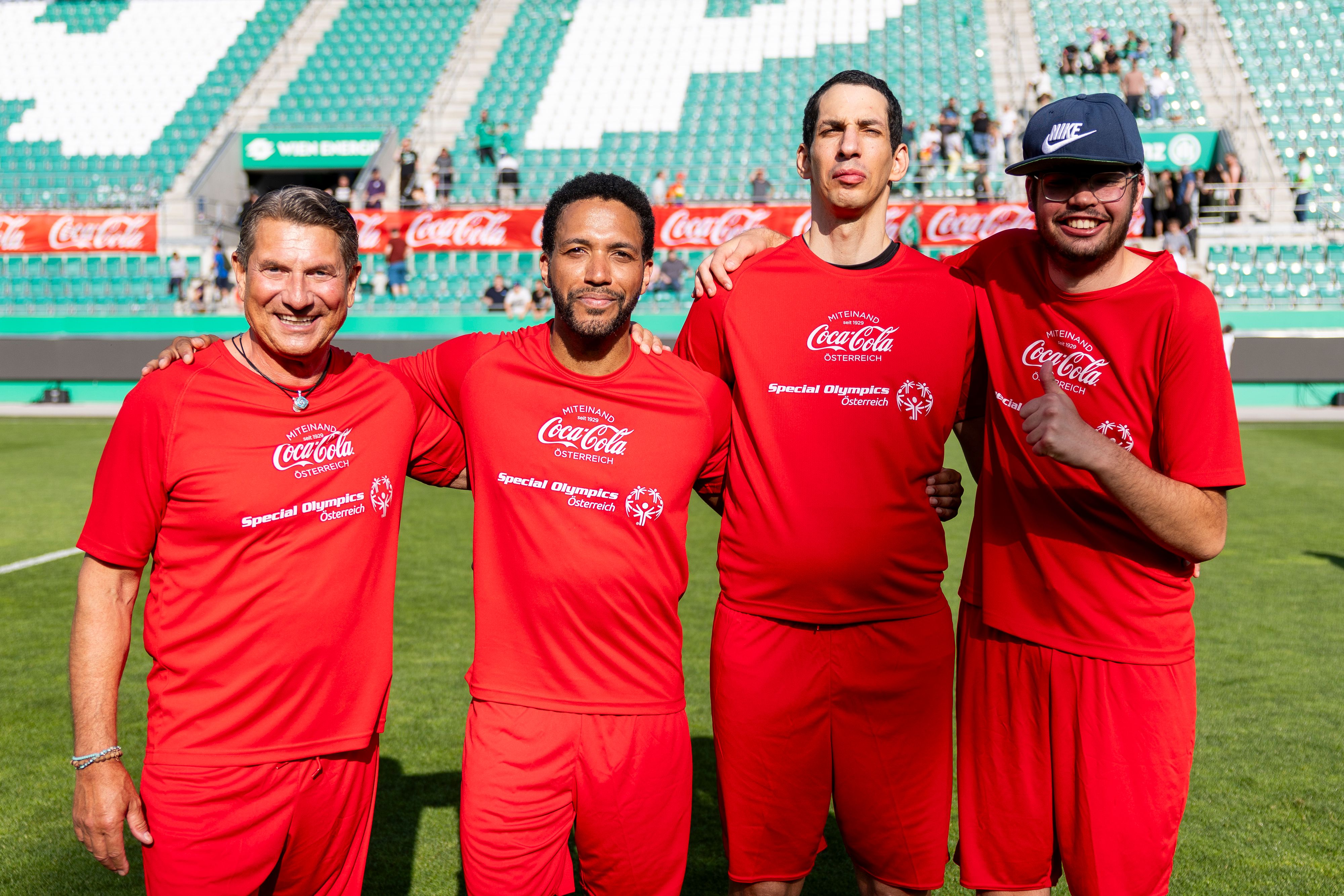 Fifi Pissecker und Cesár Sampson mit zwei Spielern von Team Rot nach dem Spiel.